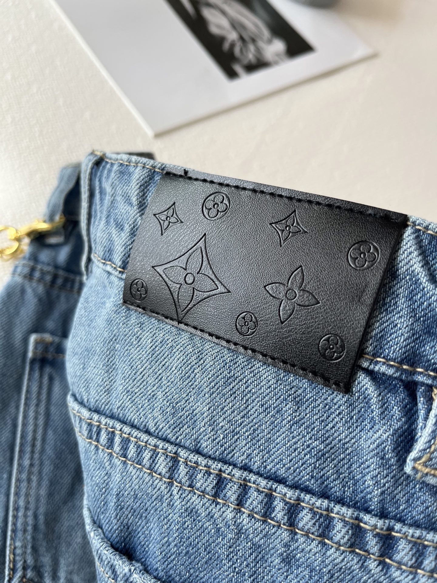 🛒𝐍𝐄𝐖 · 𝟐𝟎𝟐6/爆款现货【早春新款】原创｜🆕【金属四叶草阔腿长裤】进口棉质牛仔面料打造清晰牛仔裤