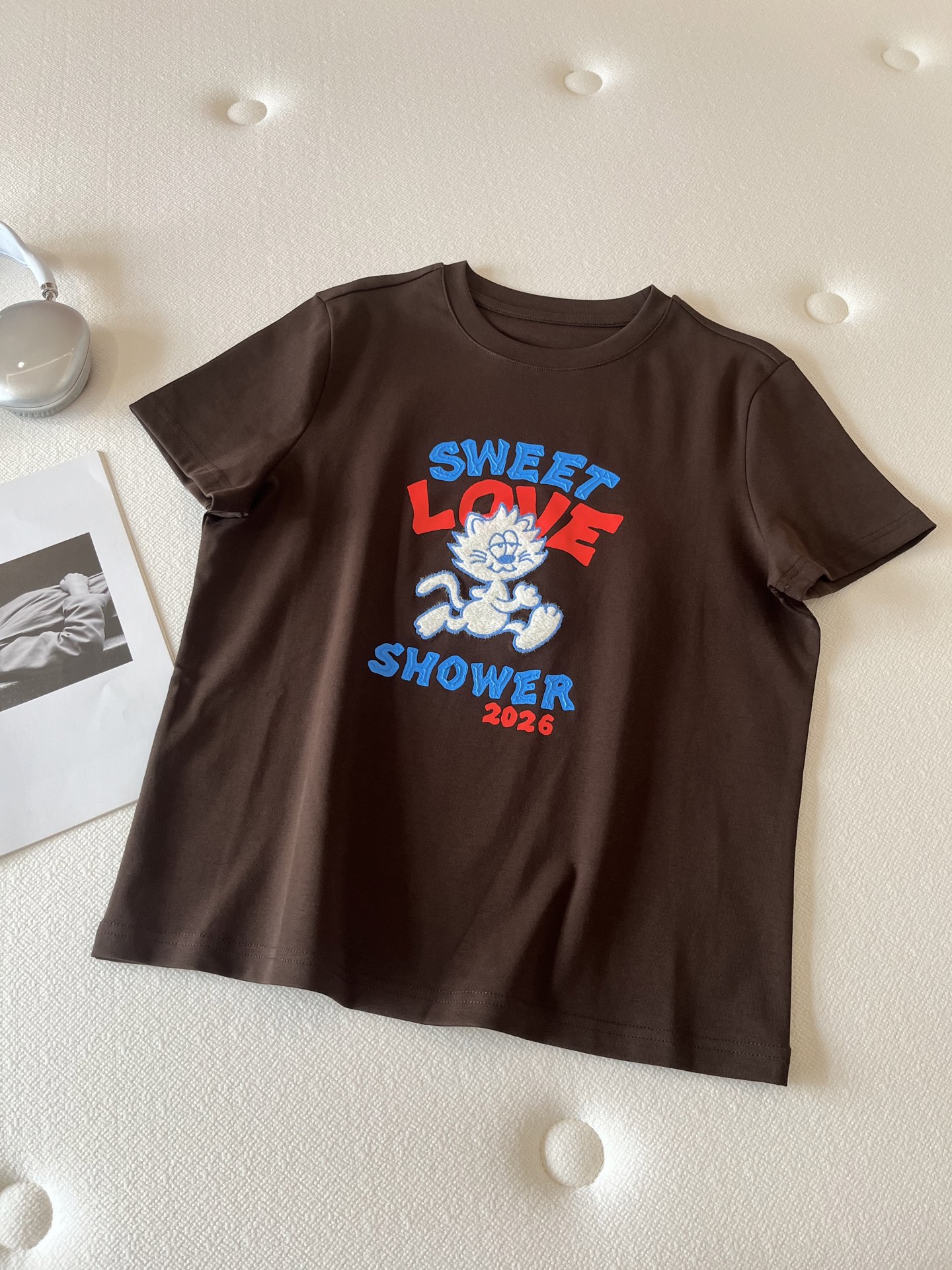 🛒𝐍𝐄𝐖 · 𝟐𝟎𝟐6/爆款现货【春夏上新】 设计师小众｜2026新款加菲猫立体刺绣工艺款弹力T恤高订面