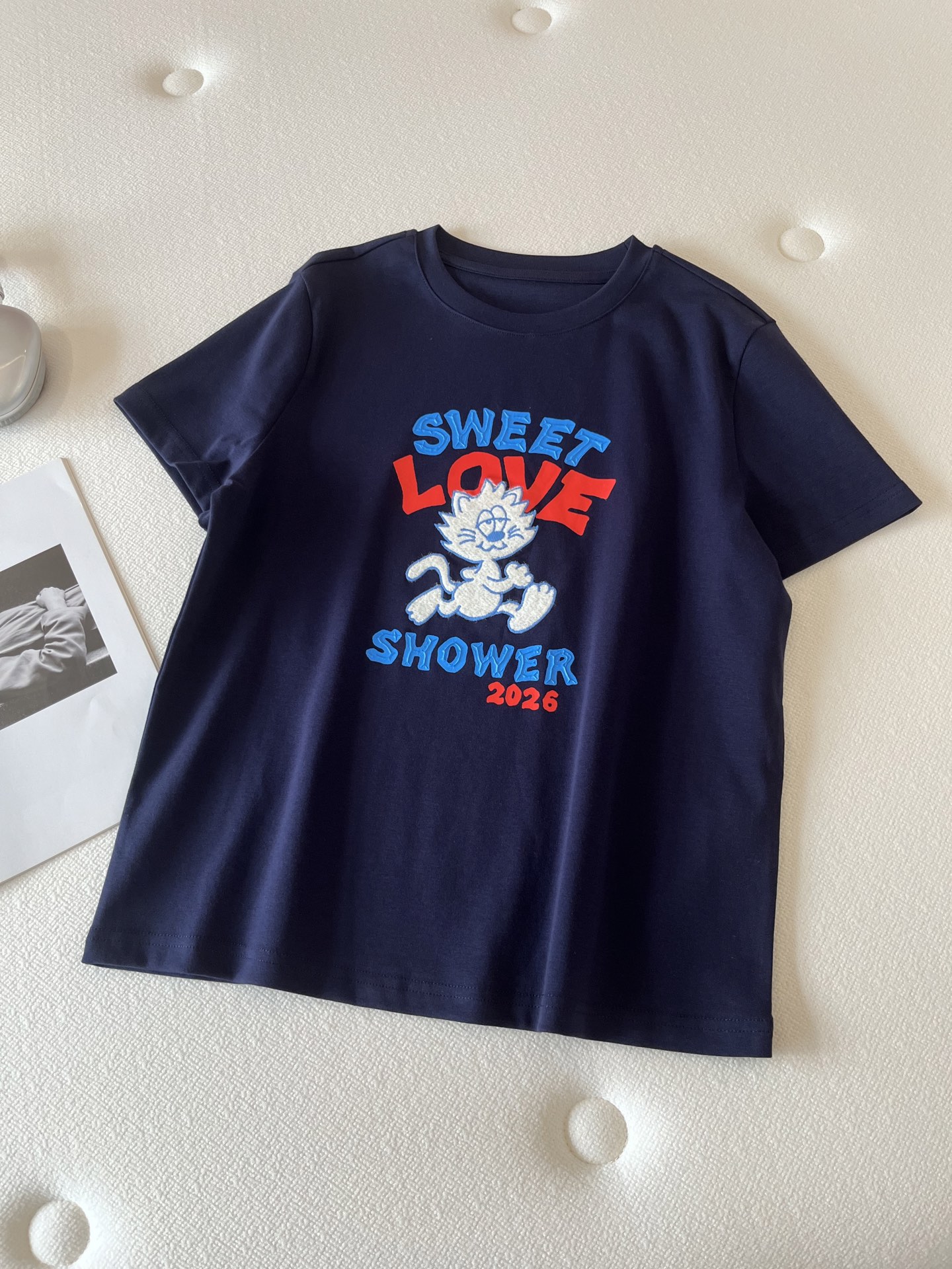 🛒𝐍𝐄𝐖 · 𝟐𝟎𝟐6/爆款现货【春夏上新】 设计师小众｜2026新款加菲猫立体刺绣工艺款弹力T恤高订面