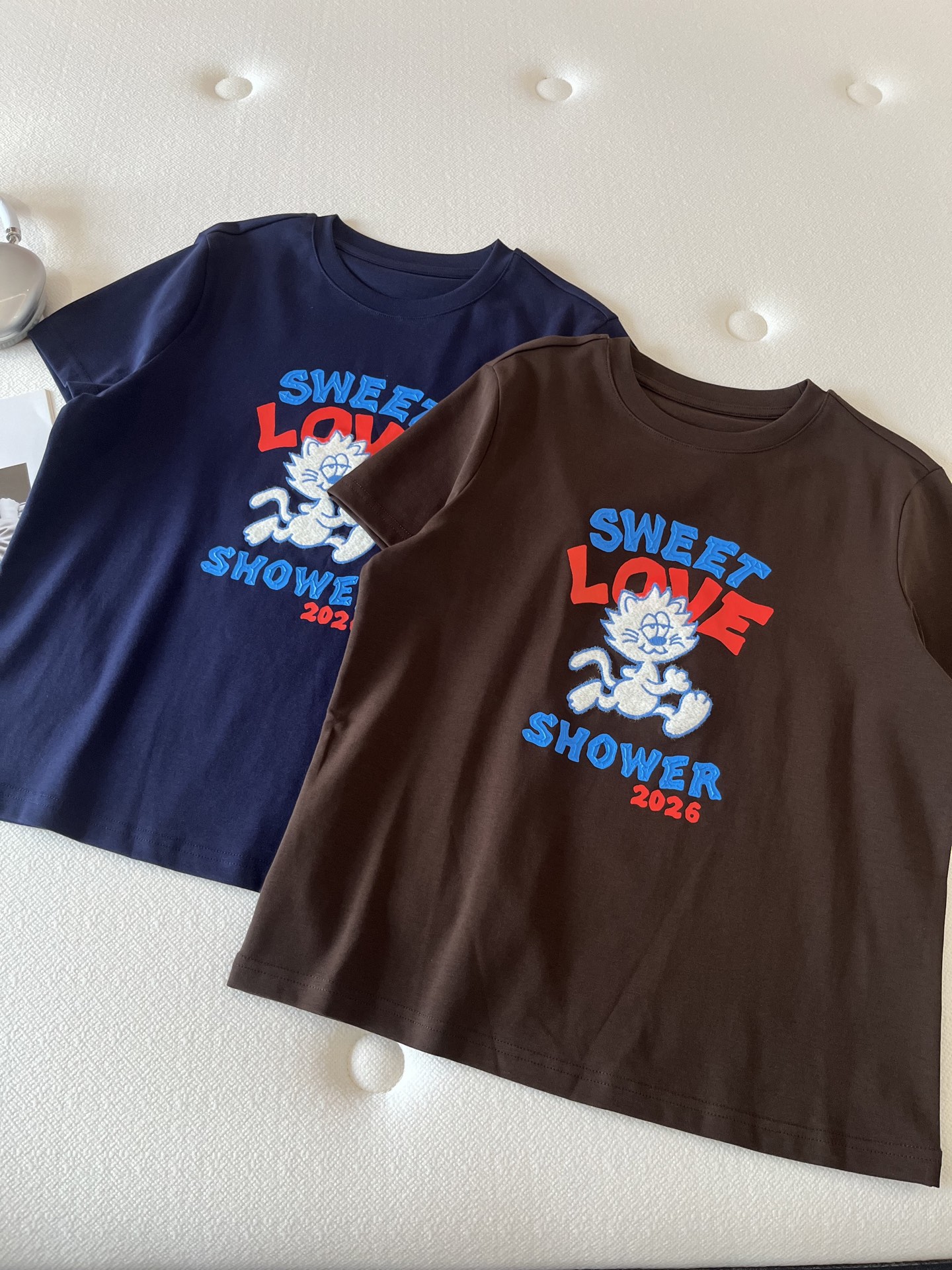 🛒𝐍𝐄𝐖 · 𝟐𝟎𝟐6/爆款现货【春夏上新】 设计师小众｜2026新款加菲猫立体刺绣工艺款弹力T恤高订面