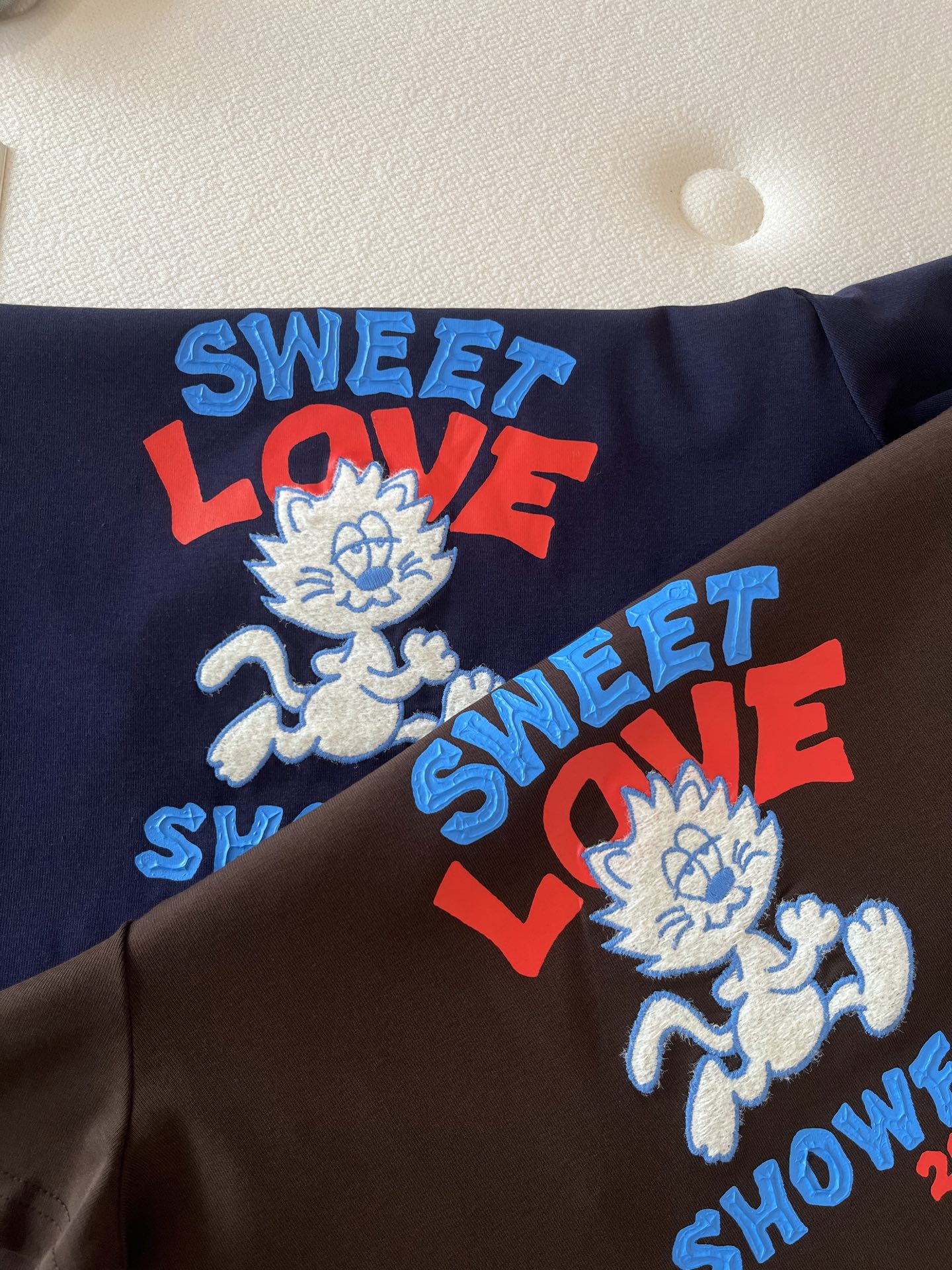 🛒𝐍𝐄𝐖 · 𝟐𝟎𝟐6/爆款现货【春夏上新】 设计师小众｜2026新款加菲猫立体刺绣工艺款弹力T恤高订面