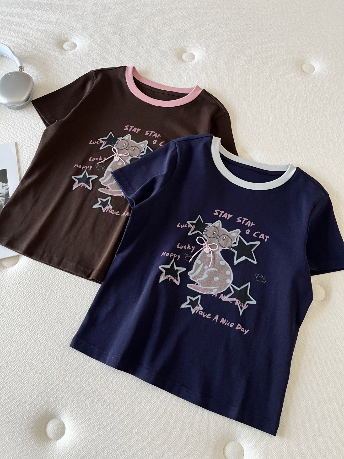 🛒𝐍𝐄𝐖 · 𝟐𝟎𝟐6/爆款现货【春夏上新】 设计师小众｜2026新款撞色蝴蝶结猫咪工艺款弹力T恤高订面