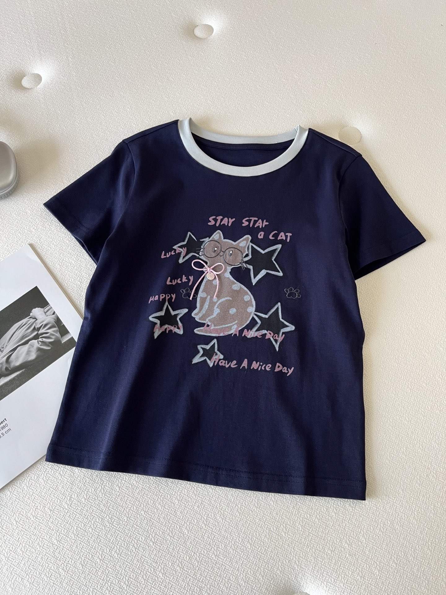 🛒𝐍𝐄𝐖 · 𝟐𝟎𝟐6/爆款现货【春夏上新】 设计师小众｜2026新款撞色蝴蝶结猫咪工艺款弹力T恤高订面
