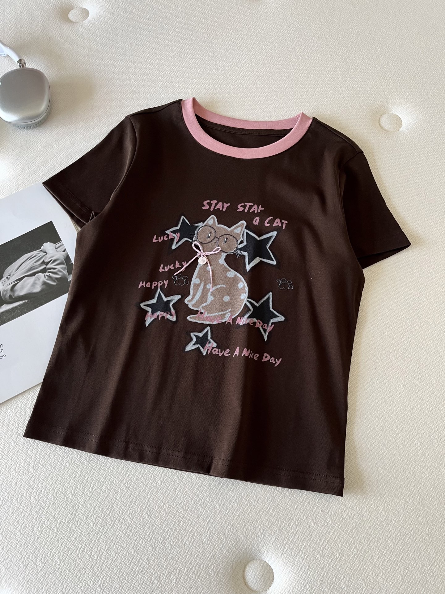 🛒𝐍𝐄𝐖 · 𝟐𝟎𝟐6/爆款现货【春夏上新】 设计师小众｜2026新款撞色蝴蝶结猫咪工艺款弹力T恤高订面