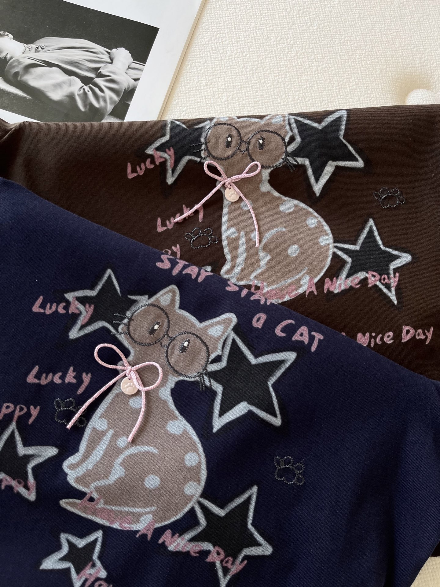 🛒𝐍𝐄𝐖 · 𝟐𝟎𝟐6/爆款现货【春夏上新】 设计师小众｜2026新款撞色蝴蝶结猫咪工艺款弹力T恤高订面