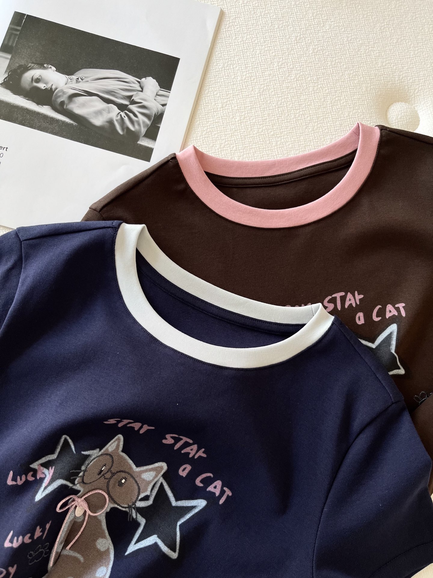 🛒𝐍𝐄𝐖 · 𝟐𝟎𝟐6/爆款现货【春夏上新】 设计师小众｜2026新款撞色蝴蝶结猫咪工艺款弹力T恤高订面