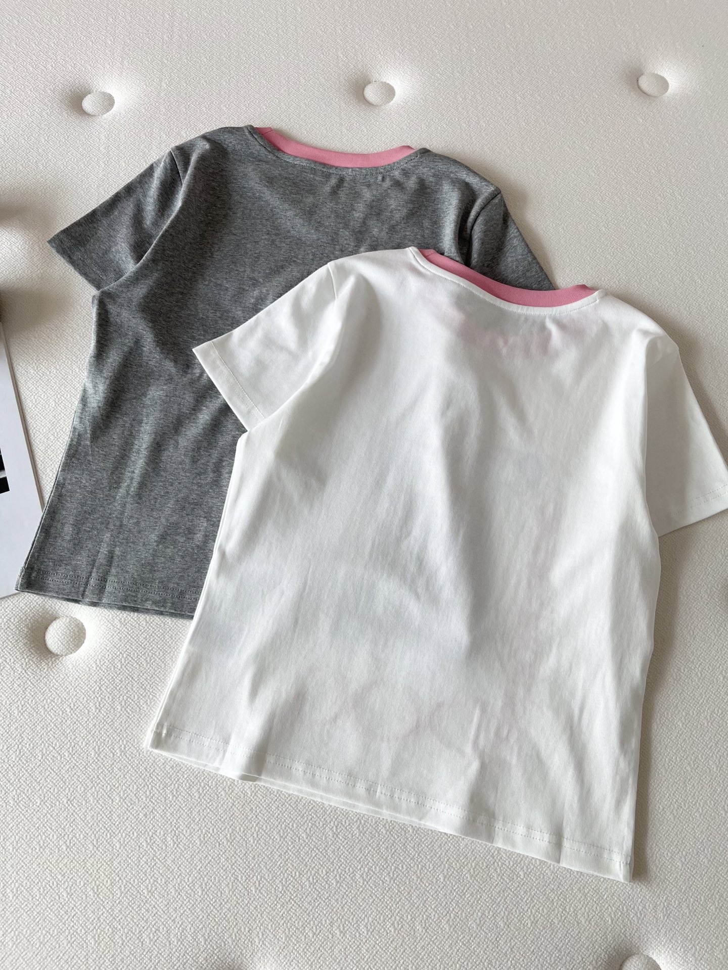 🛒𝐍𝐄𝐖 · 𝟐𝟎𝟐6/爆款现货【春夏上新】 设计师小众｜2026新款撞色印花刺绣工艺款弹力T恤高订面料