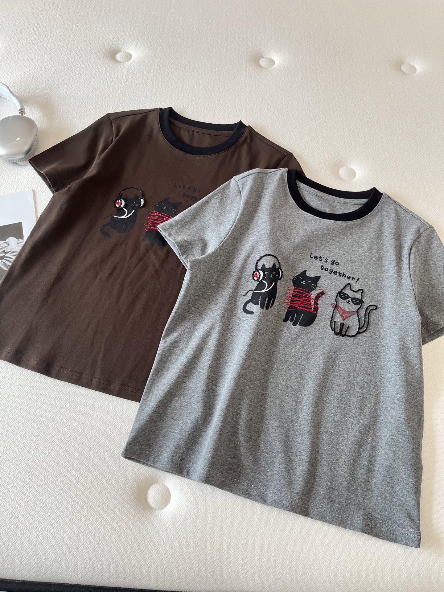 🛒𝐍𝐄𝐖 · 𝟐𝟎𝟐6/爆款现货【春夏上新】 设计师小众｜2026新款撞色乐队猫咪刺绣工艺款弹力T恤高订