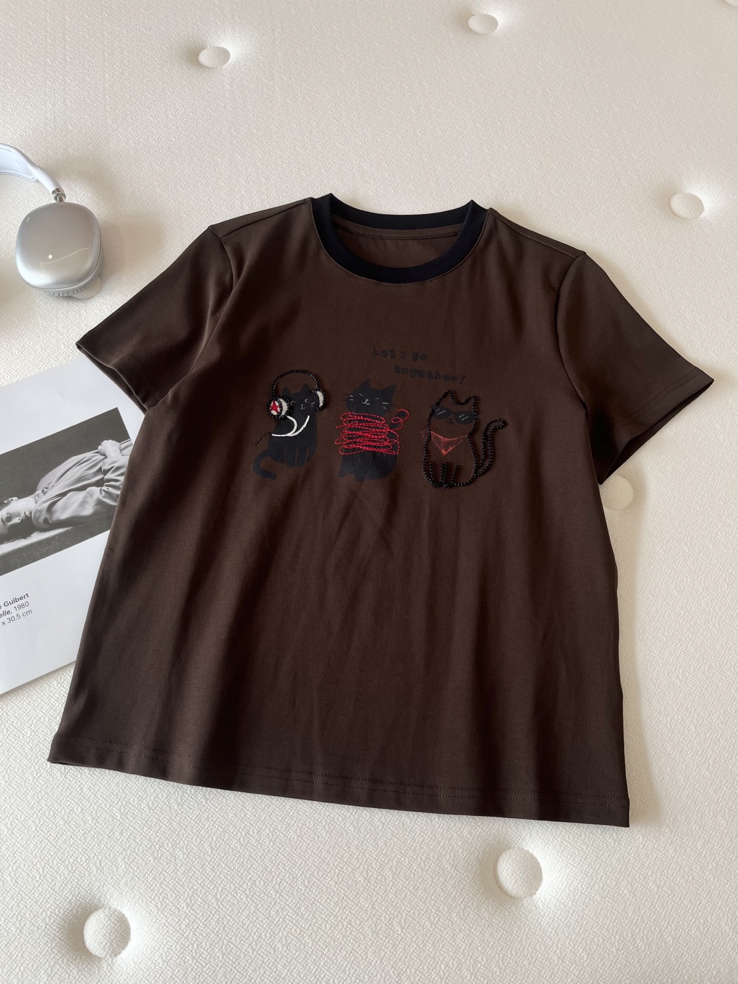 🛒𝐍𝐄𝐖 · 𝟐𝟎𝟐6/爆款现货【春夏上新】 设计师小众｜2026新款撞色乐队猫咪刺绣工艺款弹力T恤高订