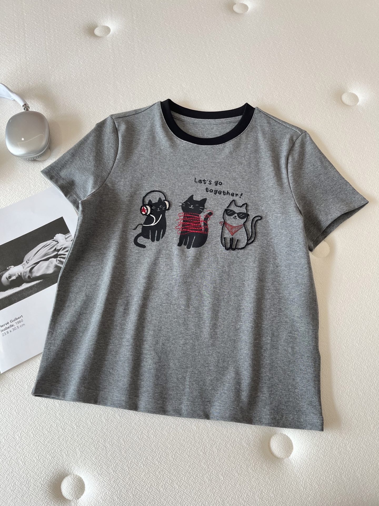 🛒𝐍𝐄𝐖 · 𝟐𝟎𝟐6/爆款现货【春夏上新】 设计师小众｜2026新款撞色乐队猫咪刺绣工艺款弹力T恤高订
