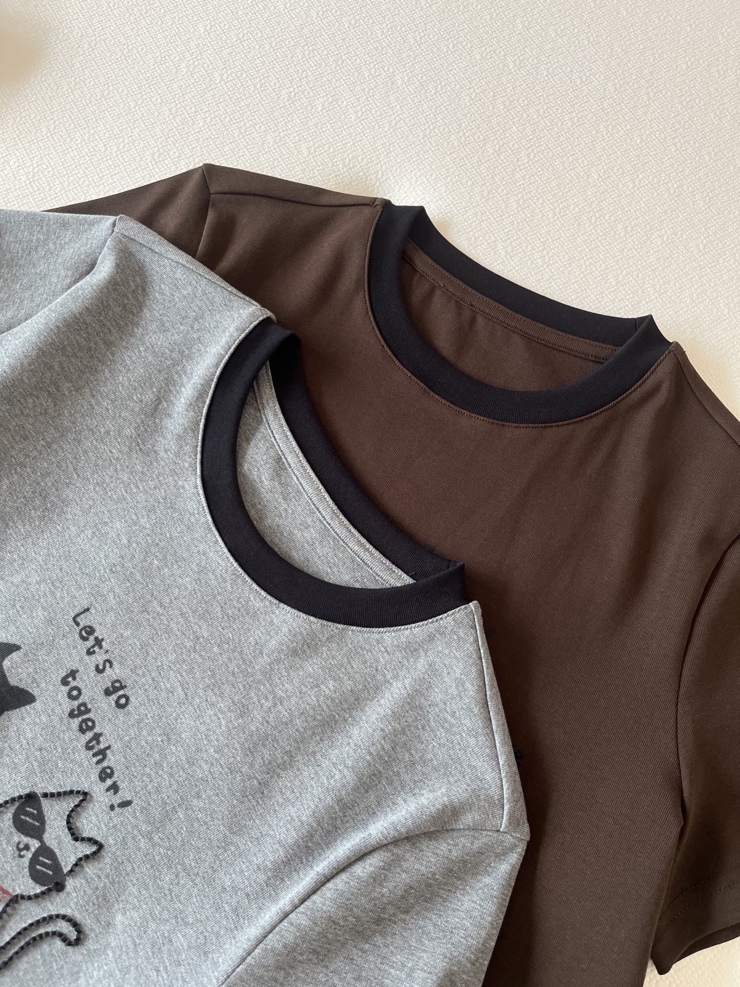 🛒𝐍𝐄𝐖 · 𝟐𝟎𝟐6/爆款现货【春夏上新】 设计师小众｜2026新款撞色乐队猫咪刺绣工艺款弹力T恤高订