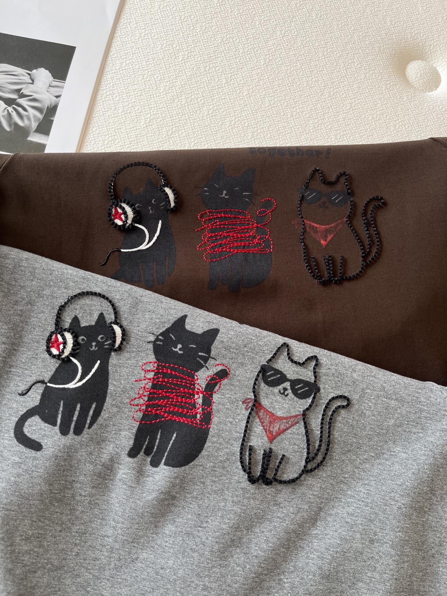 🛒𝐍𝐄𝐖 · 𝟐𝟎𝟐6/爆款现货【春夏上新】 设计师小众｜2026新款撞色乐队猫咪刺绣工艺款弹力T恤高订