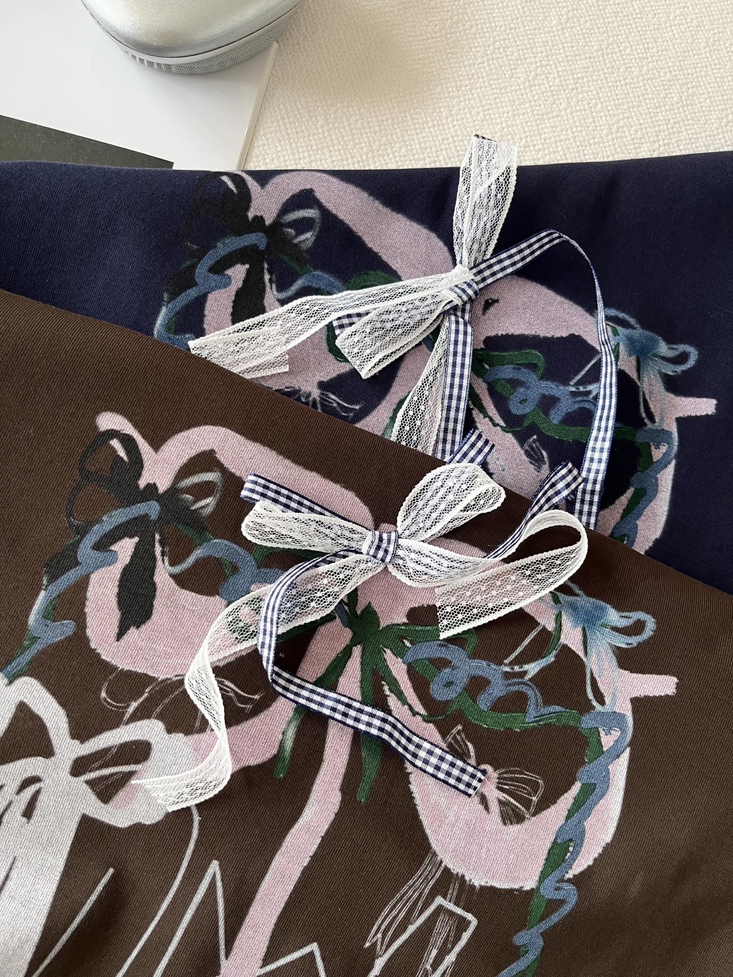 🛒𝐍𝐄𝐖 · 𝟐𝟎𝟐6/爆款现货【春夏上新】 设计师小众｜2026新款立体蝴蝶结工艺款弹力T恤高订面料，