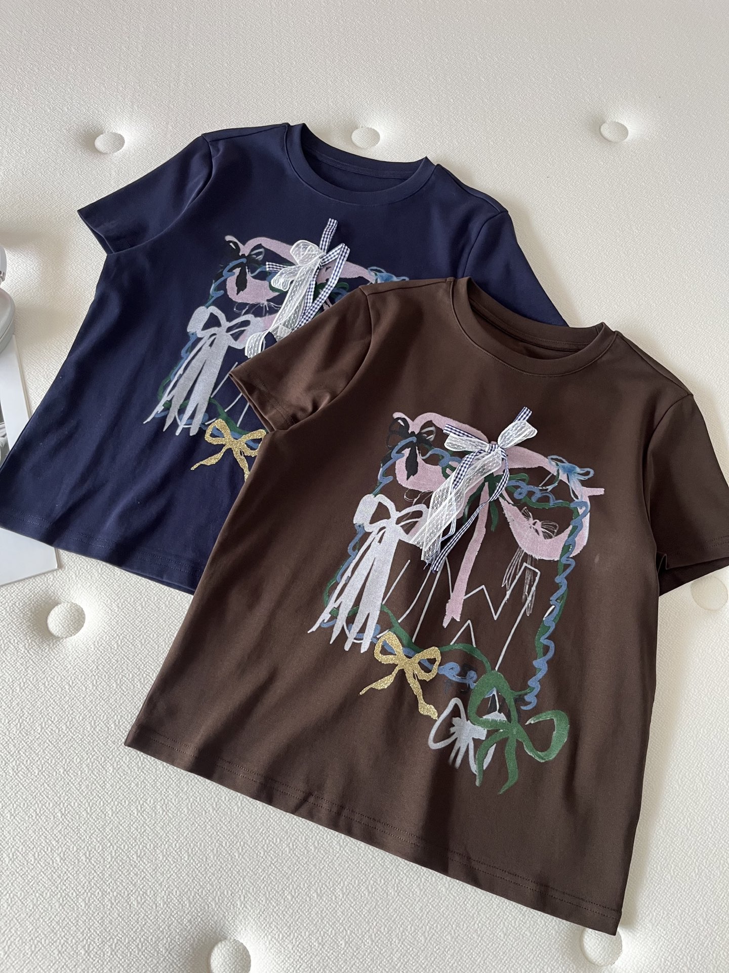 🛒𝐍𝐄𝐖 · 𝟐𝟎𝟐6/爆款现货【春夏上新】 设计师小众｜2026新款立体蝴蝶结工艺款弹力T恤高订面料，