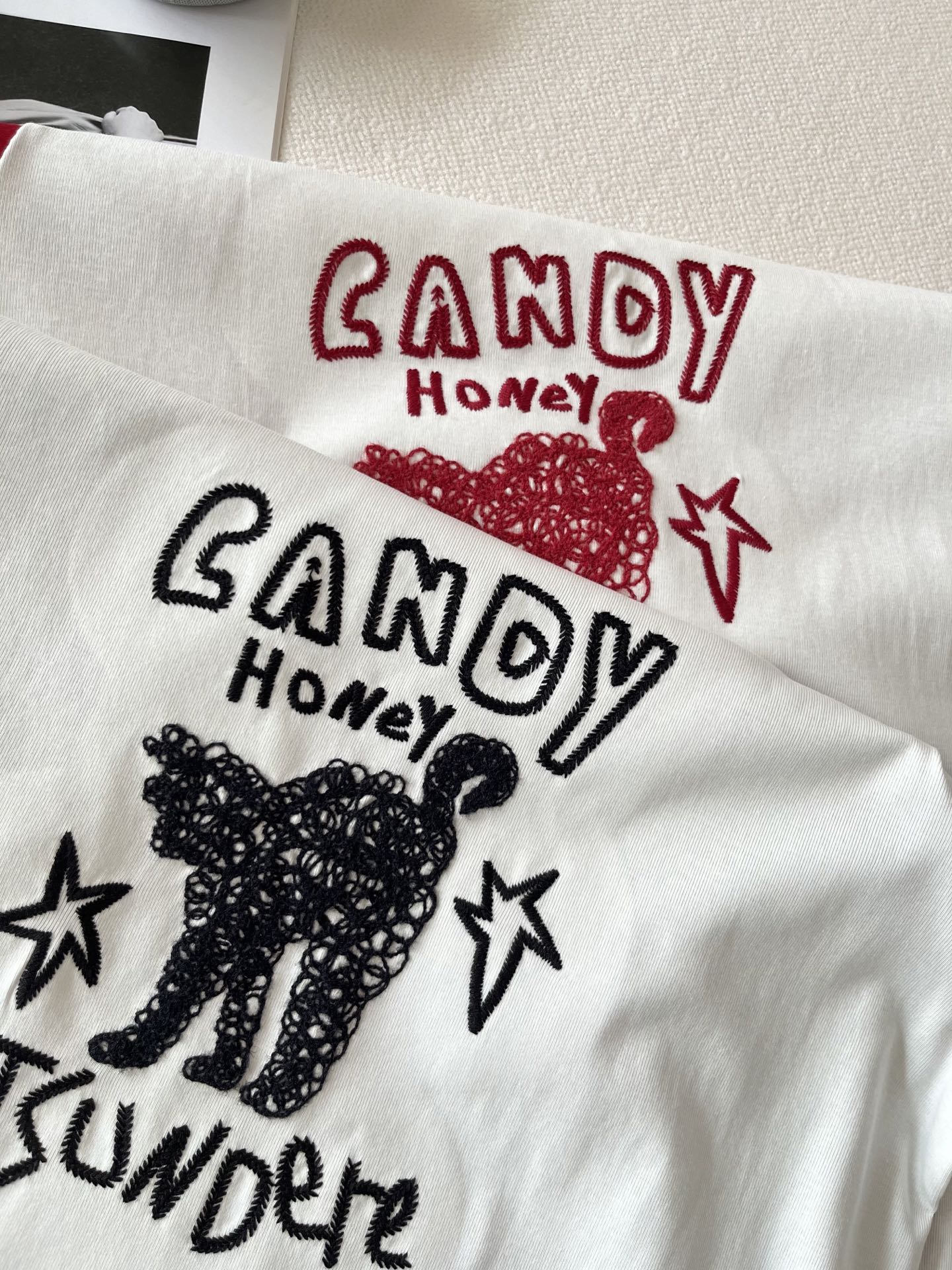 🛒𝐍𝐄𝐖 · 𝟐𝟎𝟐6/爆款现货【春夏上新】 设计师小众｜2026新款撞色拼接毛衣绣工艺款弹力T恤高订面