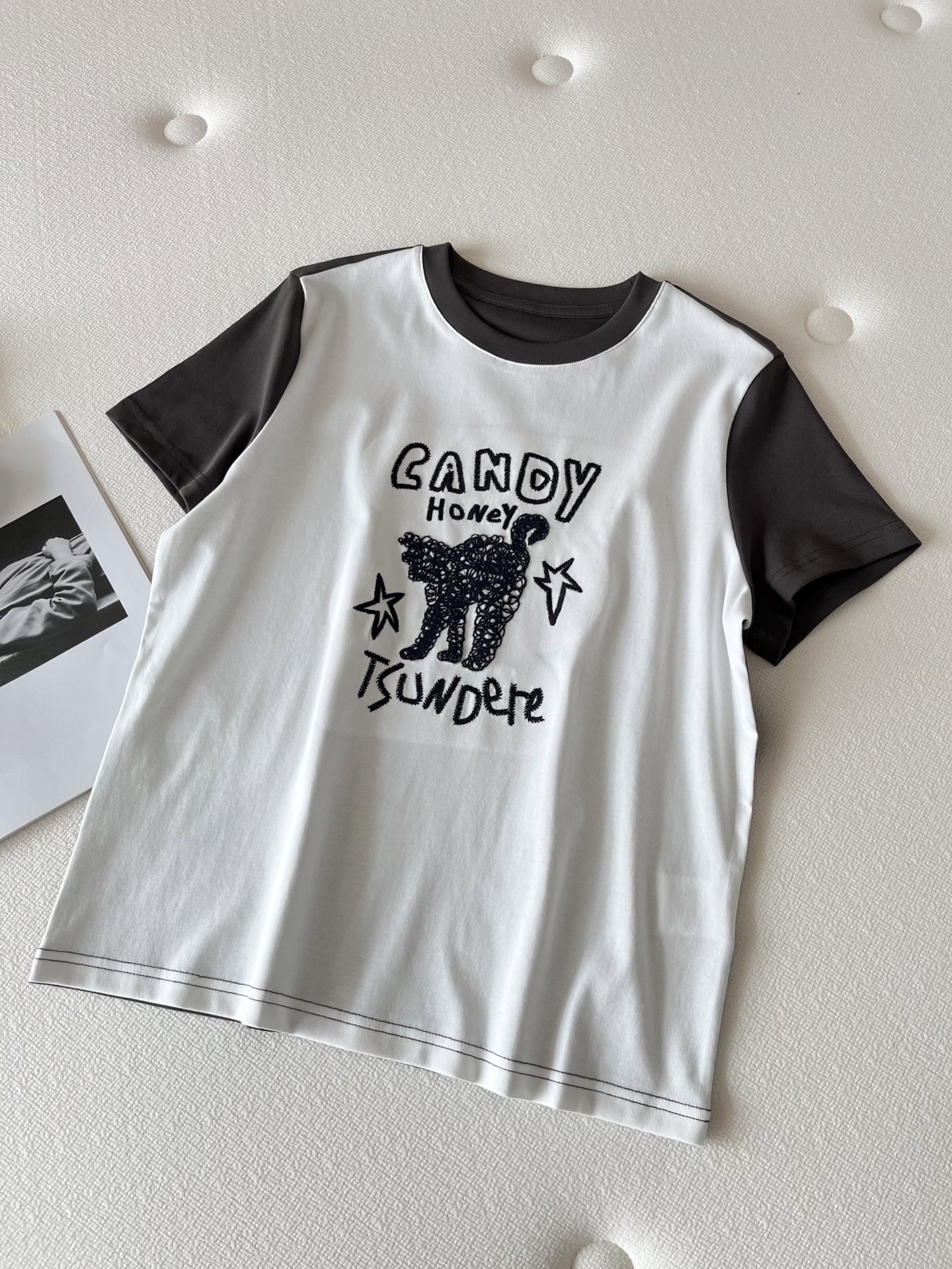 🛒𝐍𝐄𝐖 · 𝟐𝟎𝟐6/爆款现货【春夏上新】 设计师小众｜2026新款撞色拼接毛衣绣工艺款弹力T恤高订面