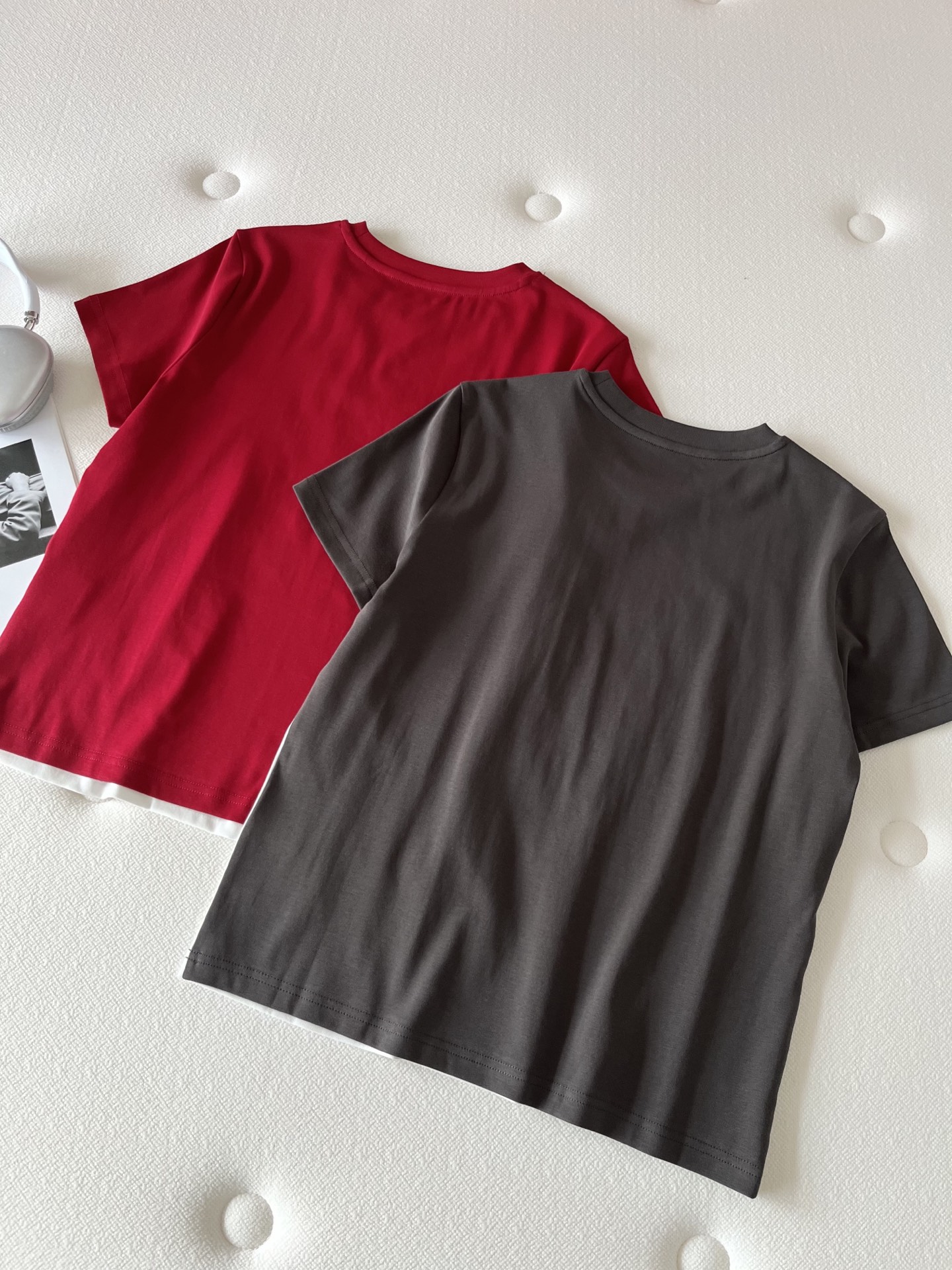 🛒𝐍𝐄𝐖 · 𝟐𝟎𝟐6/爆款现货【春夏上新】 设计师小众｜2026新款撞色拼接毛衣绣工艺款弹力T恤高订面