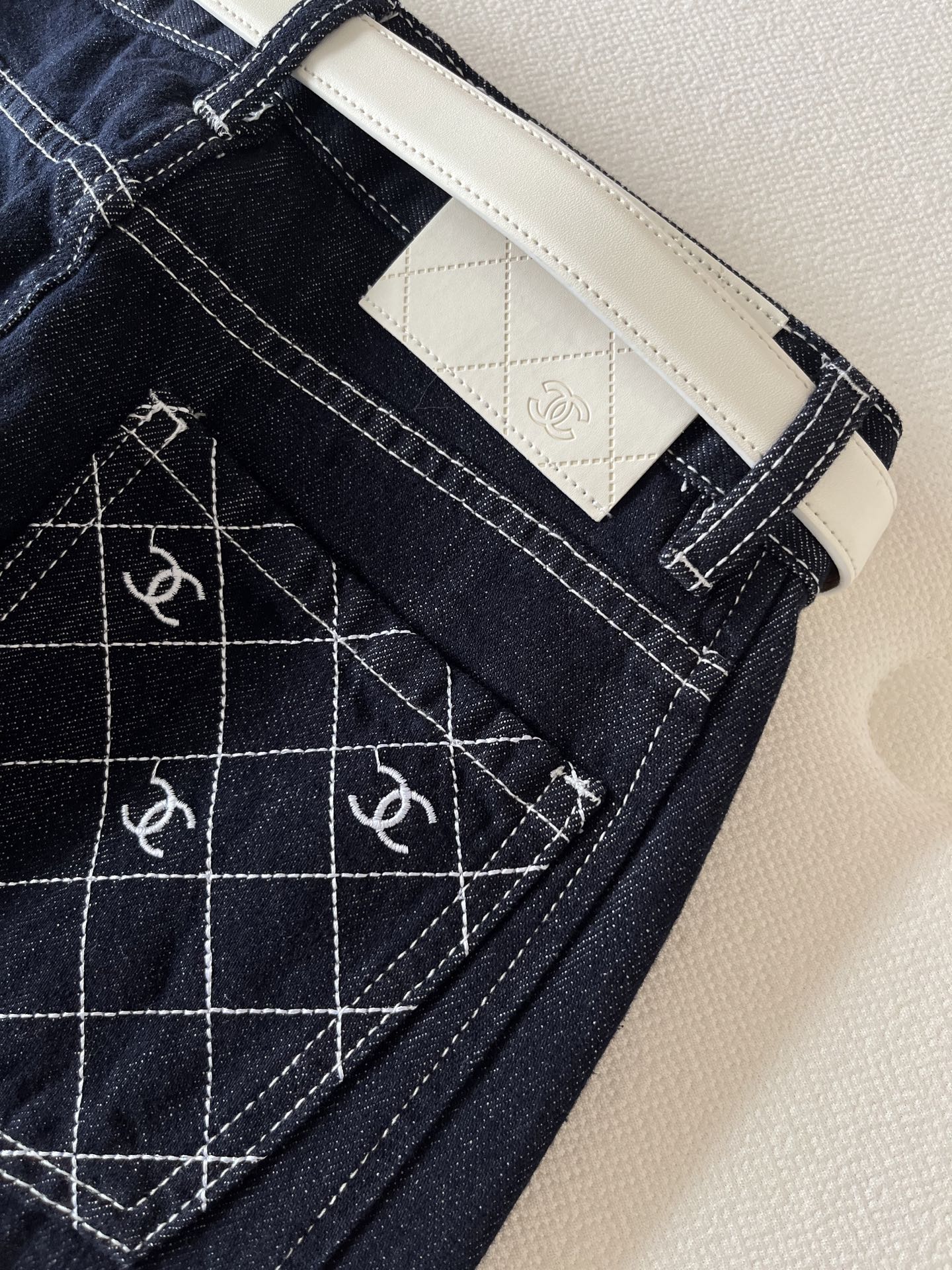 🛒𝐍𝐄𝐖 · 𝟐𝟎𝟐6/爆款现货【早春新款】原创｜🆕【菱格撞色刺绣阔腿长裤】配专属腰带进口棉质牛仔面料打