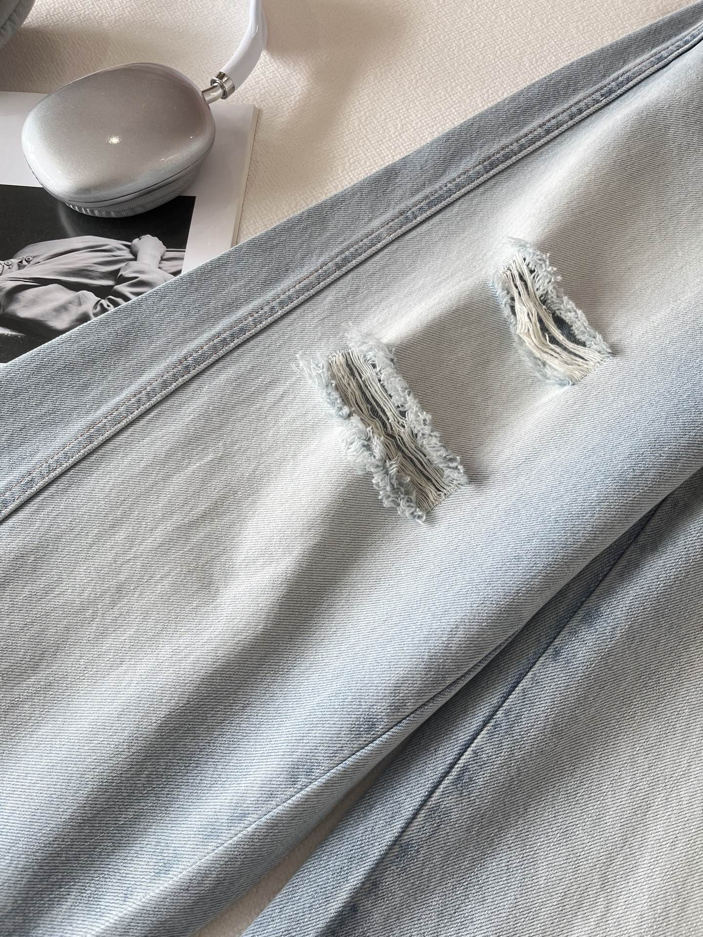 🛒𝐍𝐄𝐖 · 𝟐𝟎𝟐6/爆款现货【早春新款】原创｜🆕【蓝白渐变色破洞阔腿长裤】进口棉质牛仔面料打造清晰牛