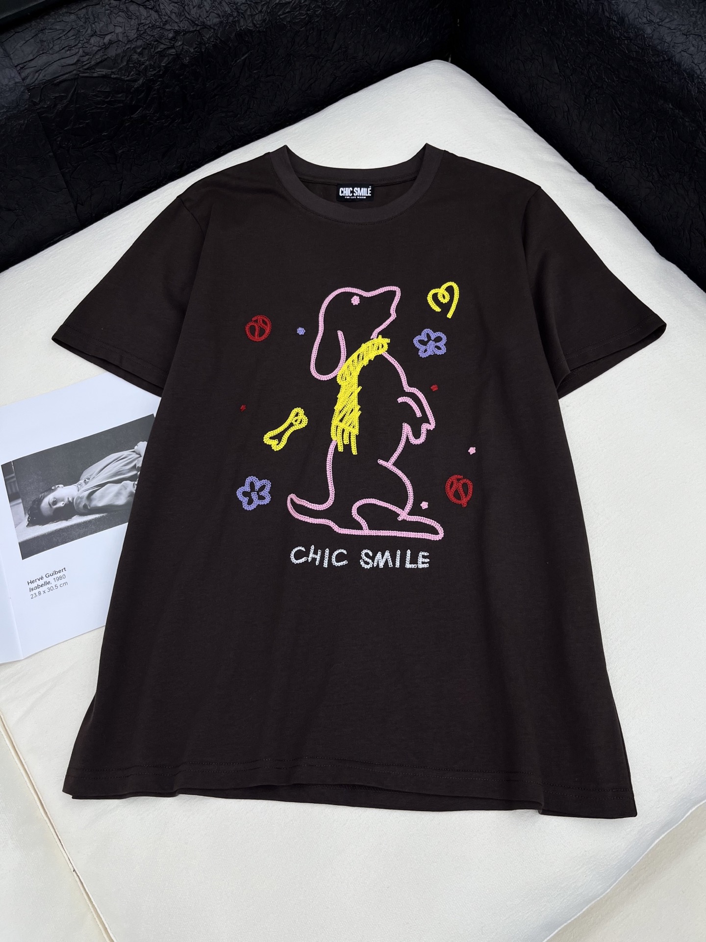 🛒𝐍𝐄𝐖 · 𝟐𝟎𝟐6/爆款现货【春夏上新】 设计师小众｜2026新款刺绣工艺款弹力T恤 高订面料，宽松