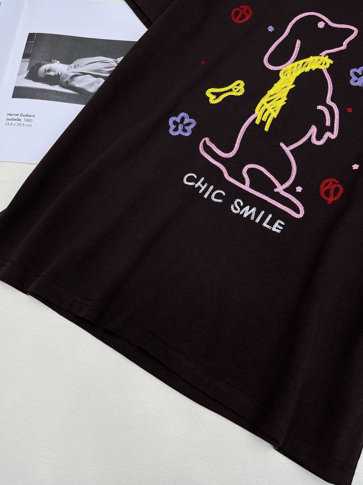 🛒𝐍𝐄𝐖 · 𝟐𝟎𝟐6/爆款现货【春夏上新】 设计师小众｜2026新款刺绣工艺款弹力T恤 高订面料，宽松