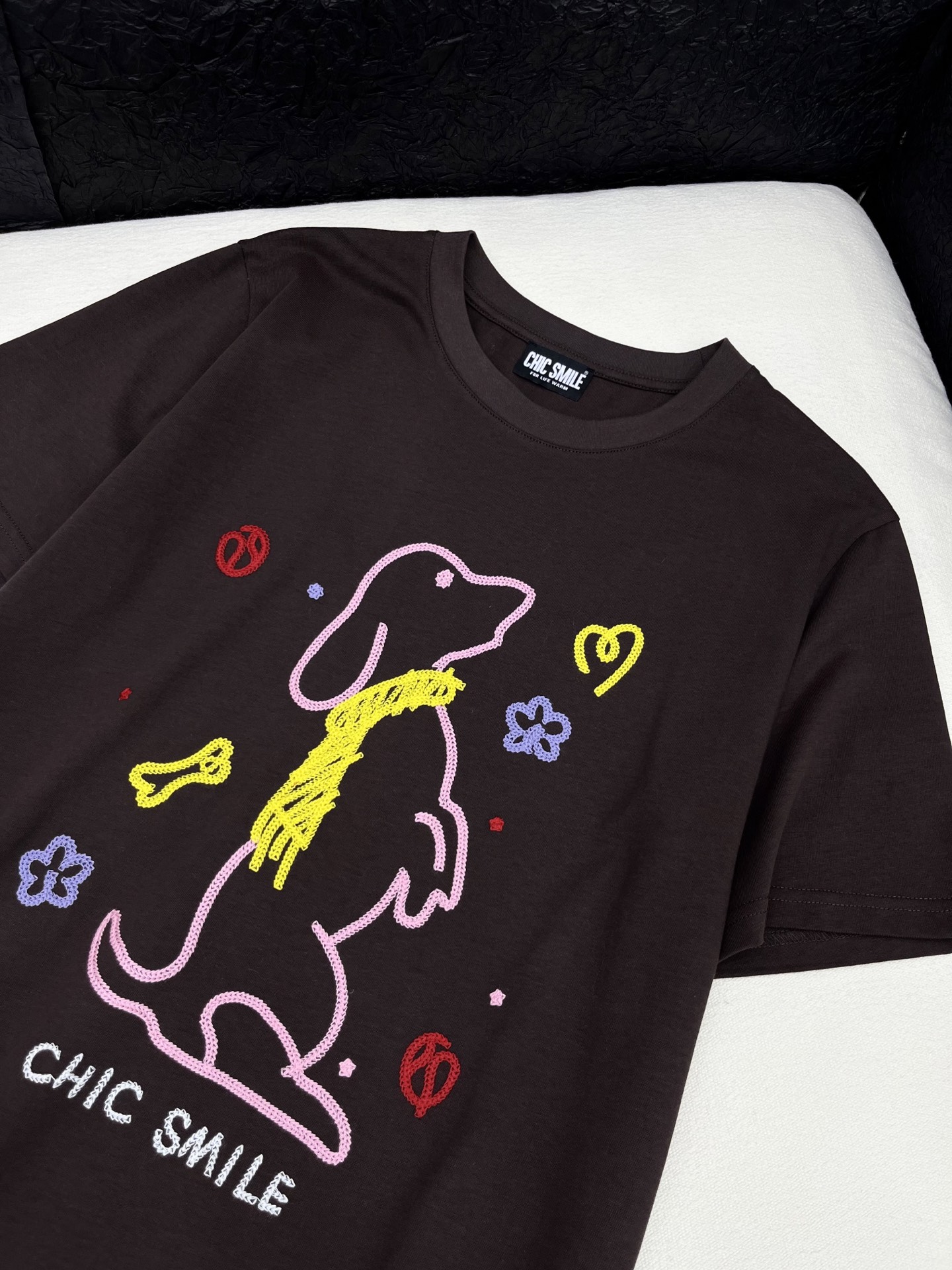 🛒𝐍𝐄𝐖 · 𝟐𝟎𝟐6/爆款现货【春夏上新】 设计师小众｜2026新款刺绣工艺款弹力T恤 高订面料，宽松