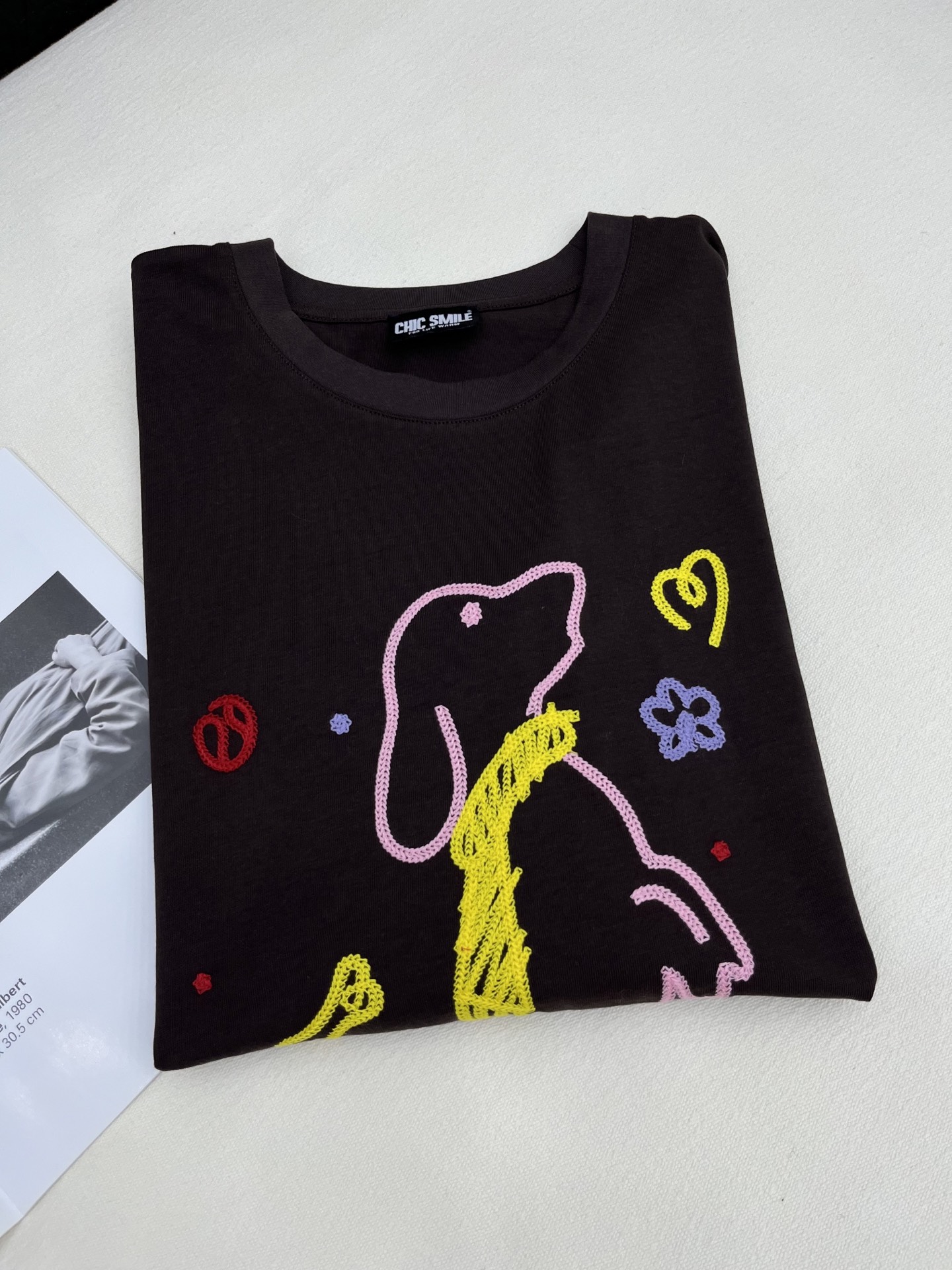 🛒𝐍𝐄𝐖 · 𝟐𝟎𝟐6/爆款现货【春夏上新】 设计师小众｜2026新款刺绣工艺款弹力T恤 高订面料，宽松