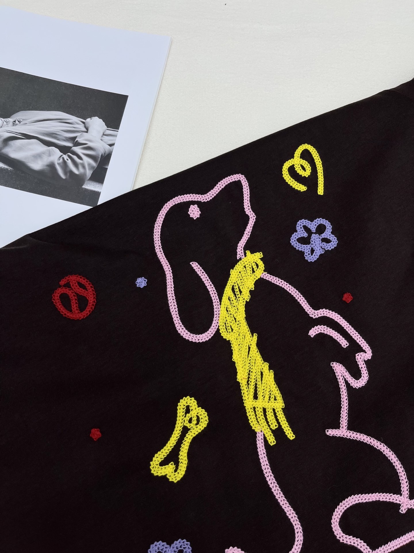 🛒𝐍𝐄𝐖 · 𝟐𝟎𝟐6/爆款现货【春夏上新】 设计师小众｜2026新款刺绣工艺款弹力T恤 高订面料，宽松