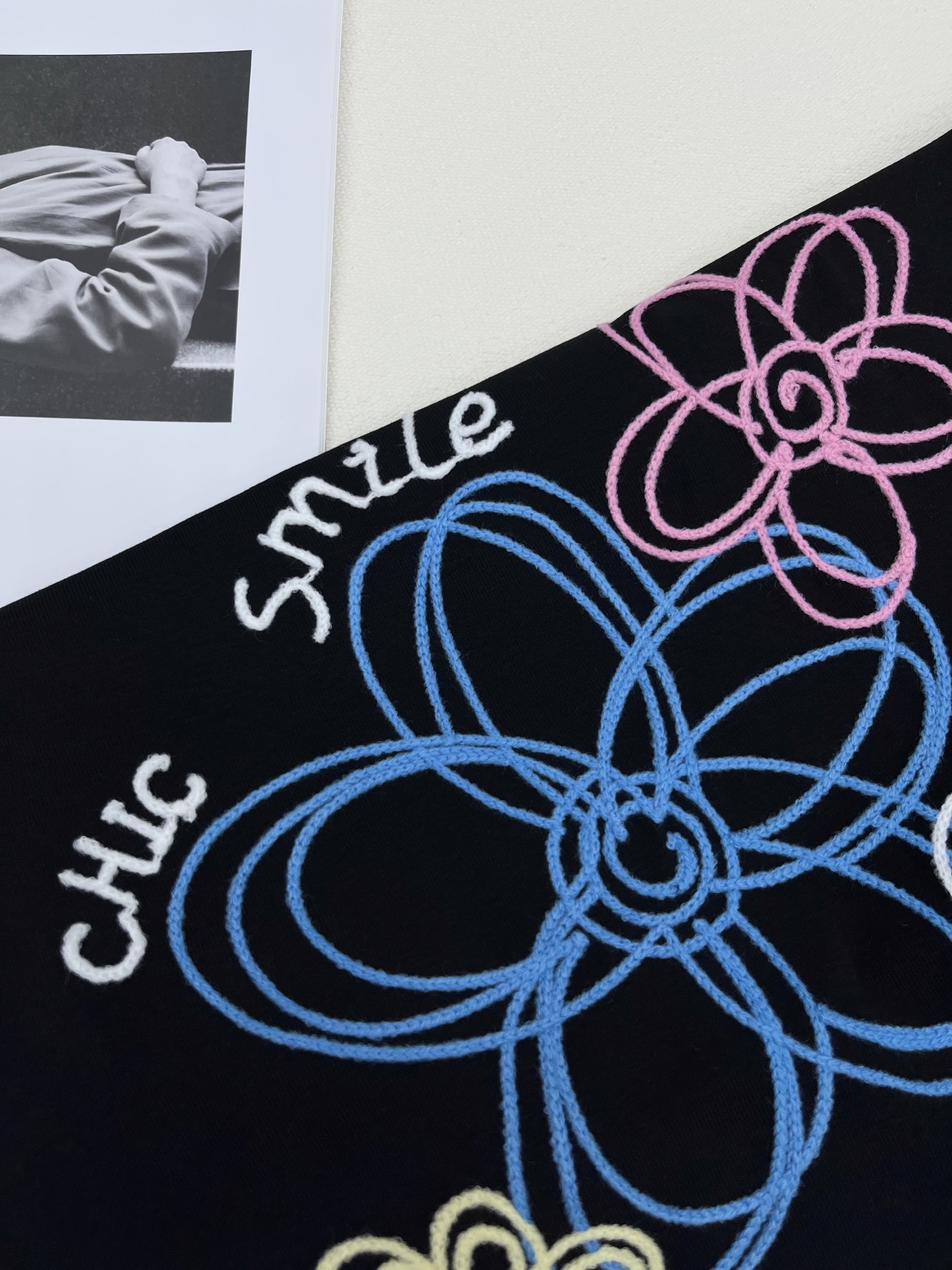 🛒𝐍𝐄𝐖 · 𝟐𝟎𝟐6/爆款现货【春夏上新】 设计师小众｜2026新款花朵刺绣工艺款弹力T恤 高订面料，