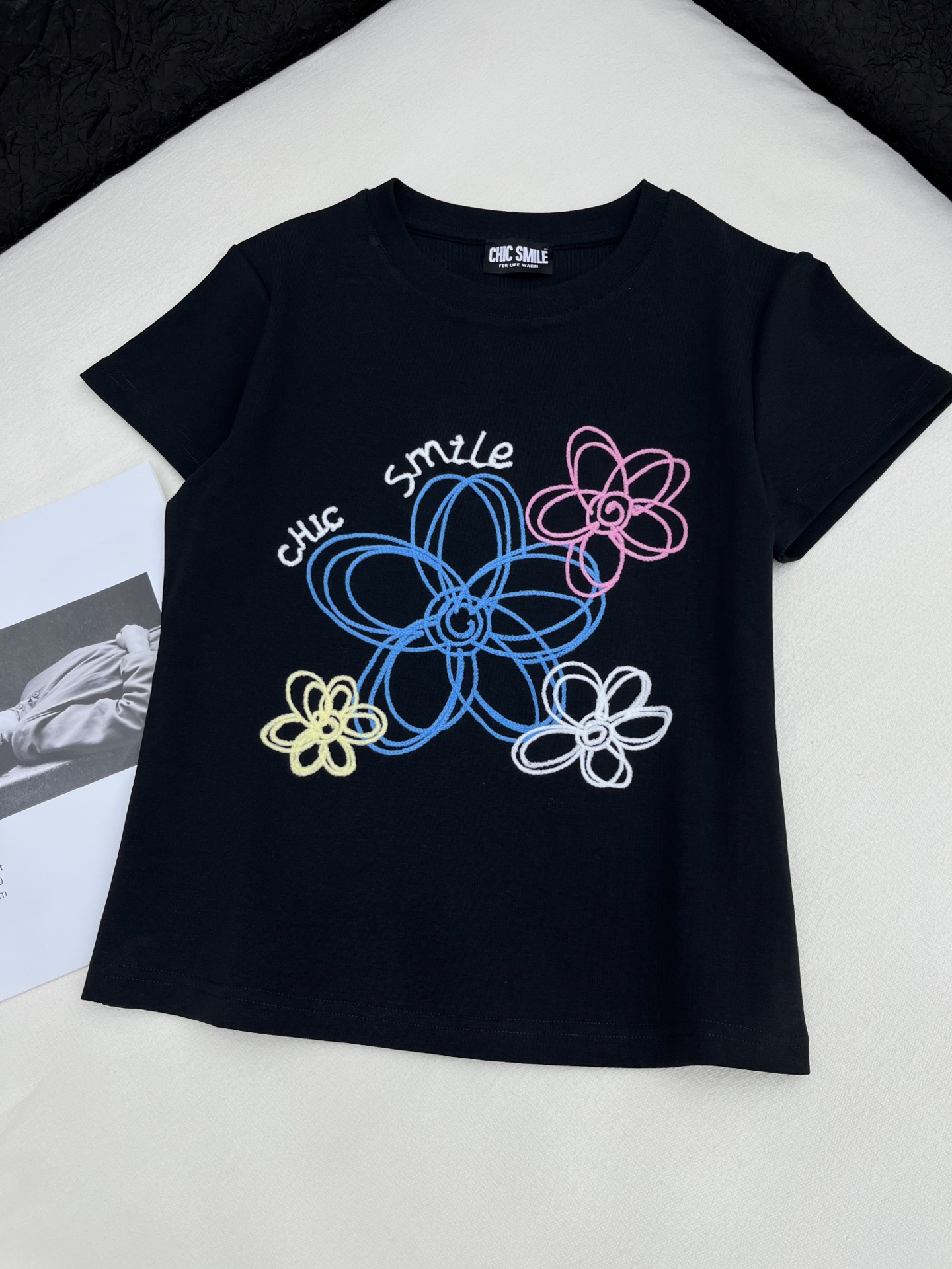 🛒𝐍𝐄𝐖 · 𝟐𝟎𝟐6/爆款现货【春夏上新】 设计师小众｜2026新款花朵刺绣工艺款弹力T恤 高订面料，