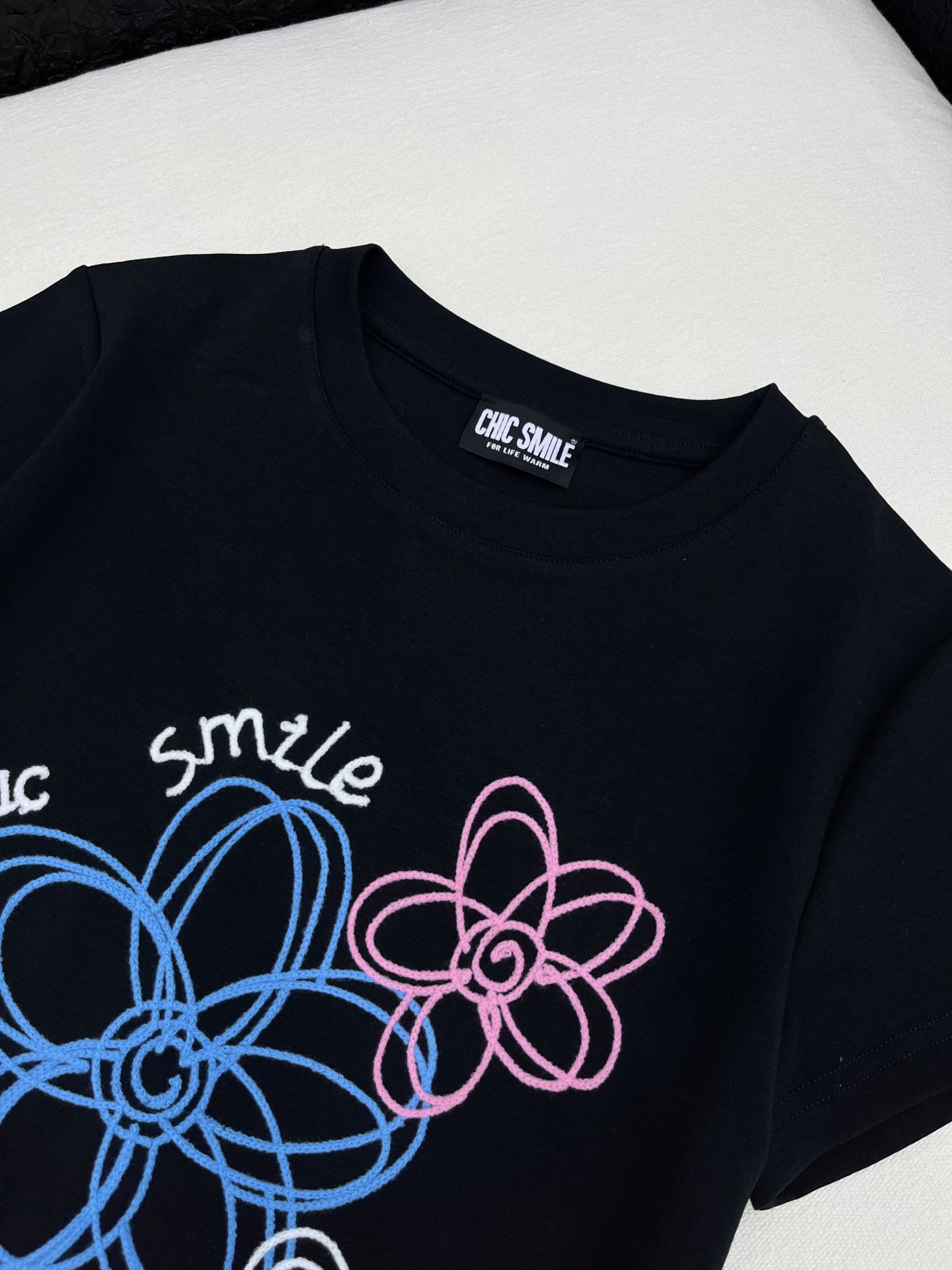 🛒𝐍𝐄𝐖 · 𝟐𝟎𝟐6/爆款现货【春夏上新】 设计师小众｜2026新款花朵刺绣工艺款弹力T恤 高订面料，