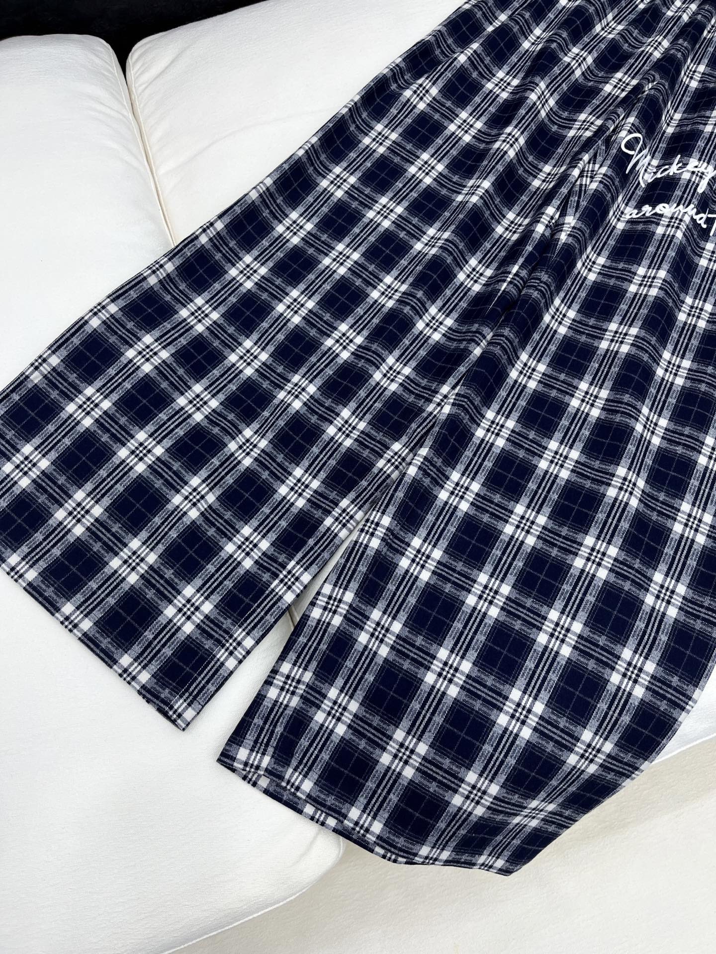 🛒𝐍𝐄𝐖 · 𝟐𝟎𝟐6/爆款现货【早春新款】设计师｜女神同款色织格纹休闲裤米奇字母刺绣设计，清新的色系 