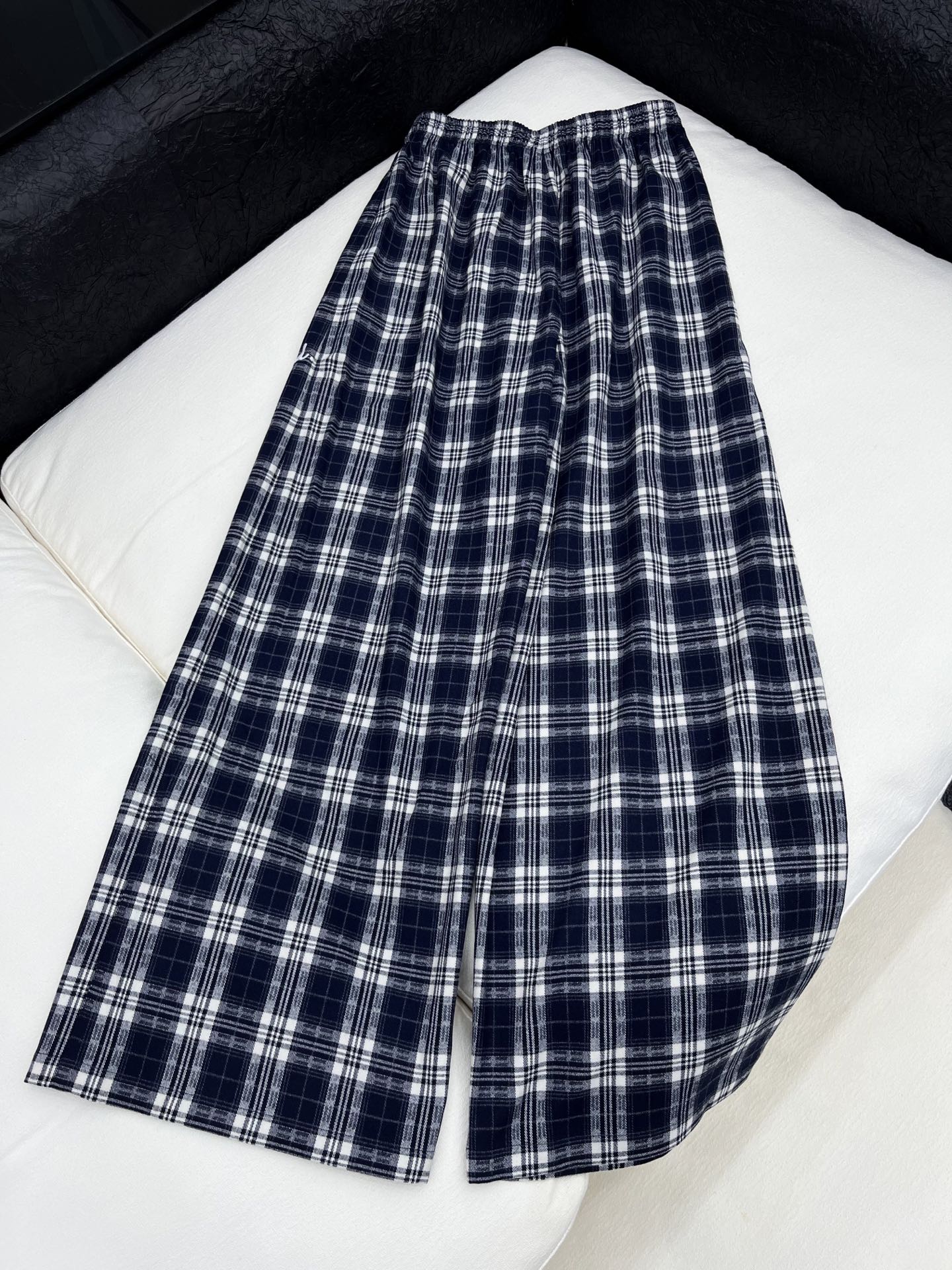 🛒𝐍𝐄𝐖 · 𝟐𝟎𝟐6/爆款现货【早春新款】设计师｜女神同款色织格纹休闲裤米奇字母刺绣设计，清新的色系 