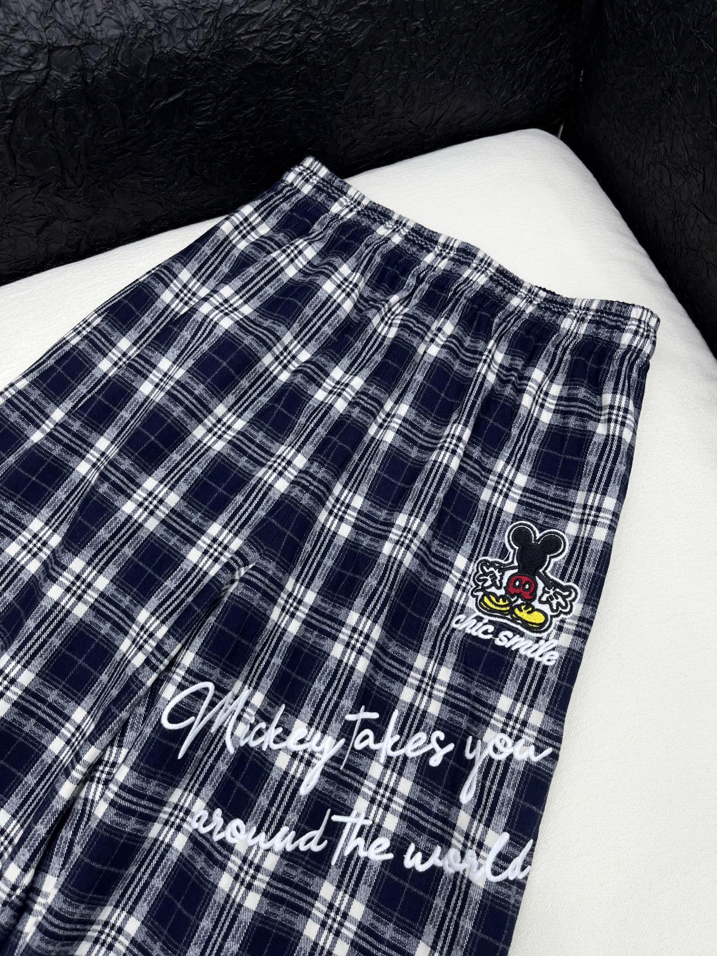 🛒𝐍𝐄𝐖 · 𝟐𝟎𝟐6/爆款现货【早春新款】设计师｜女神同款色织格纹休闲裤米奇字母刺绣设计，清新的色系 