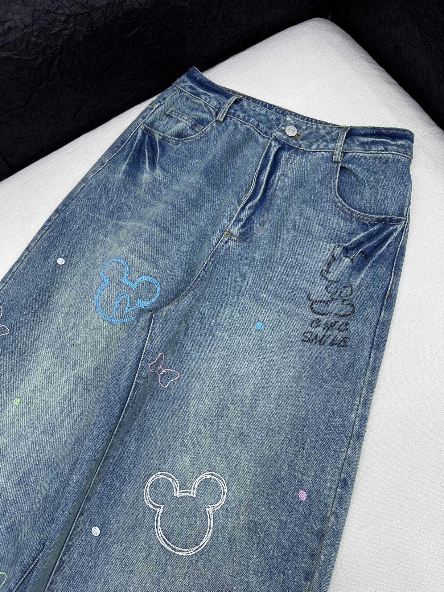 🛒𝐍𝐄𝐖 · 𝟐𝟎𝟐6/爆款现货【早春新款】设计师｜女神同款卡通涂鸦印花阔腿牛仔裤米奇卡通设计，清新的色