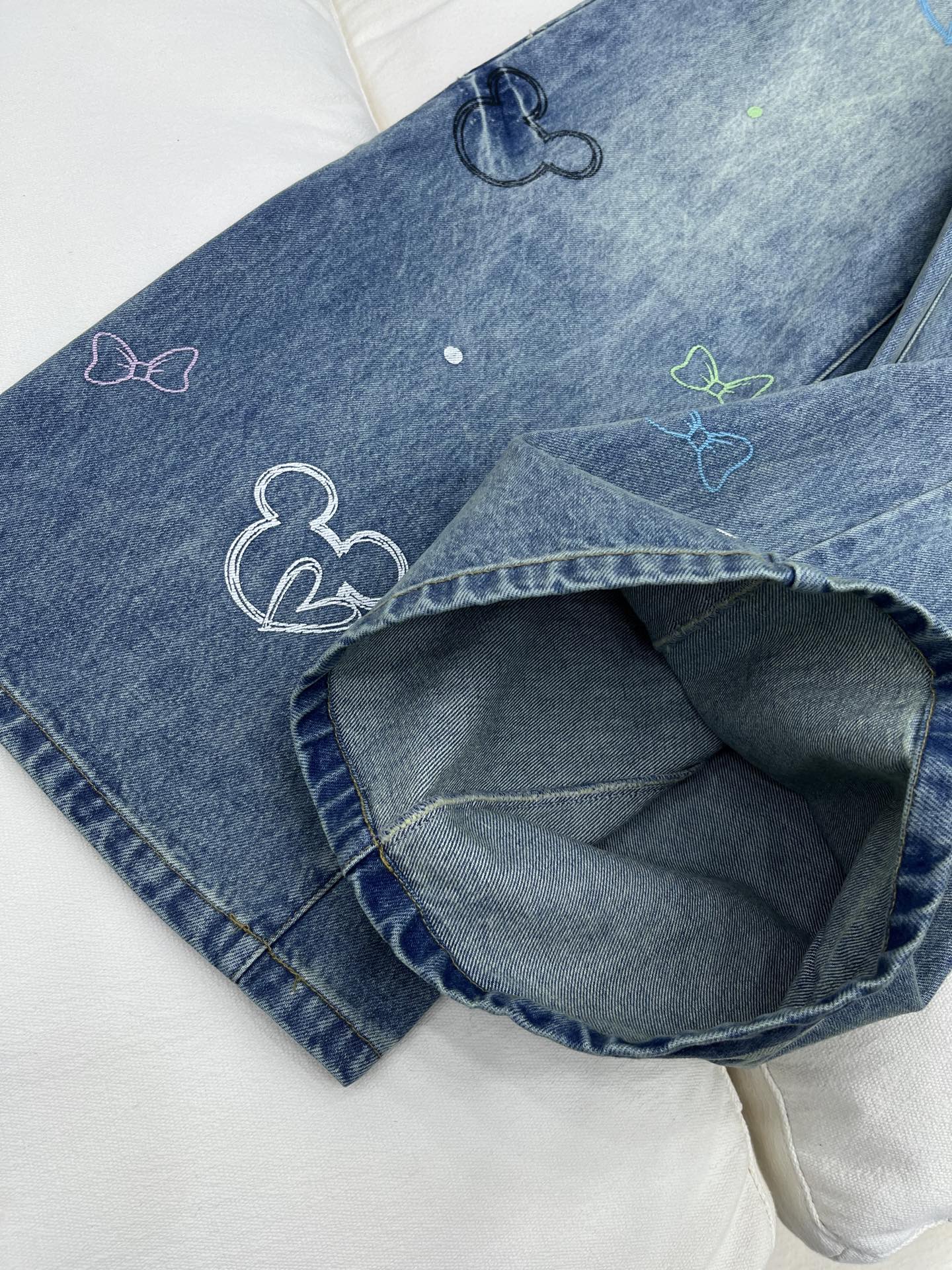 🛒𝐍𝐄𝐖 · 𝟐𝟎𝟐6/爆款现货【早春新款】设计师｜女神同款卡通涂鸦印花阔腿牛仔裤米奇卡通设计，清新的色