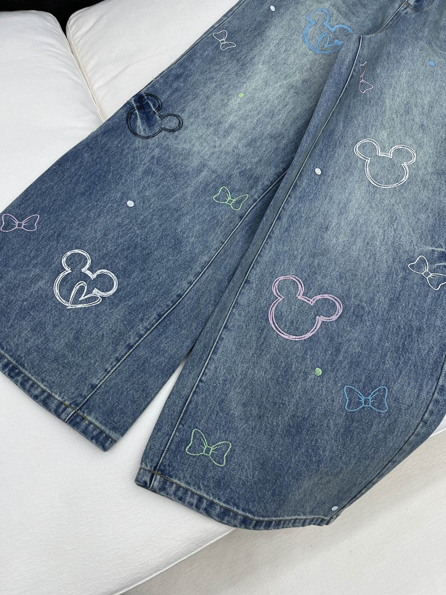 🛒𝐍𝐄𝐖 · 𝟐𝟎𝟐6/爆款现货【早春新款】设计师｜女神同款卡通涂鸦印花阔腿牛仔裤米奇卡通设计，清新的色