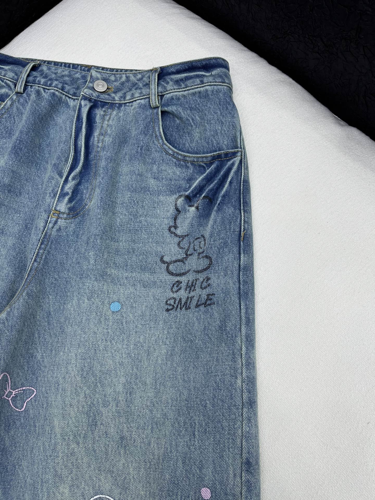🛒𝐍𝐄𝐖 · 𝟐𝟎𝟐6/爆款现货【早春新款】设计师｜女神同款卡通涂鸦印花阔腿牛仔裤米奇卡通设计，清新的色