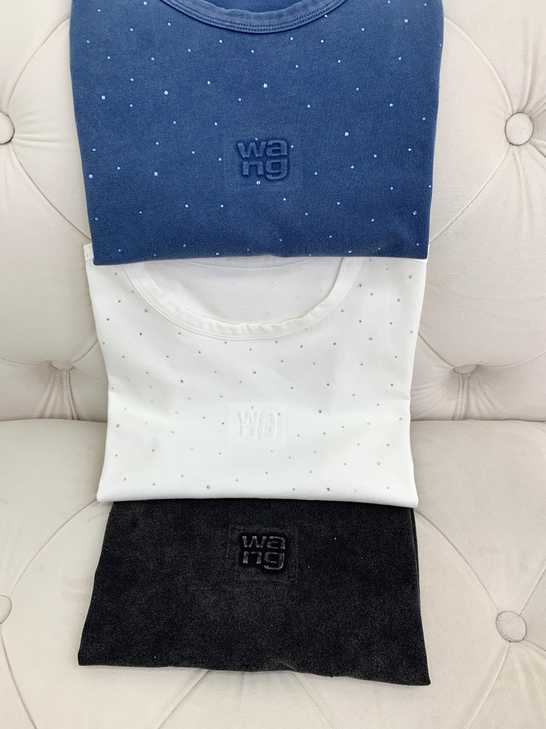 🛒𝐍𝐄𝐖 · 𝟐𝟎𝟐6/爆款现货设计师 原创｜2026新款扎染烫钻短袖T云感舒适的系列！上身的触感谁穿谁