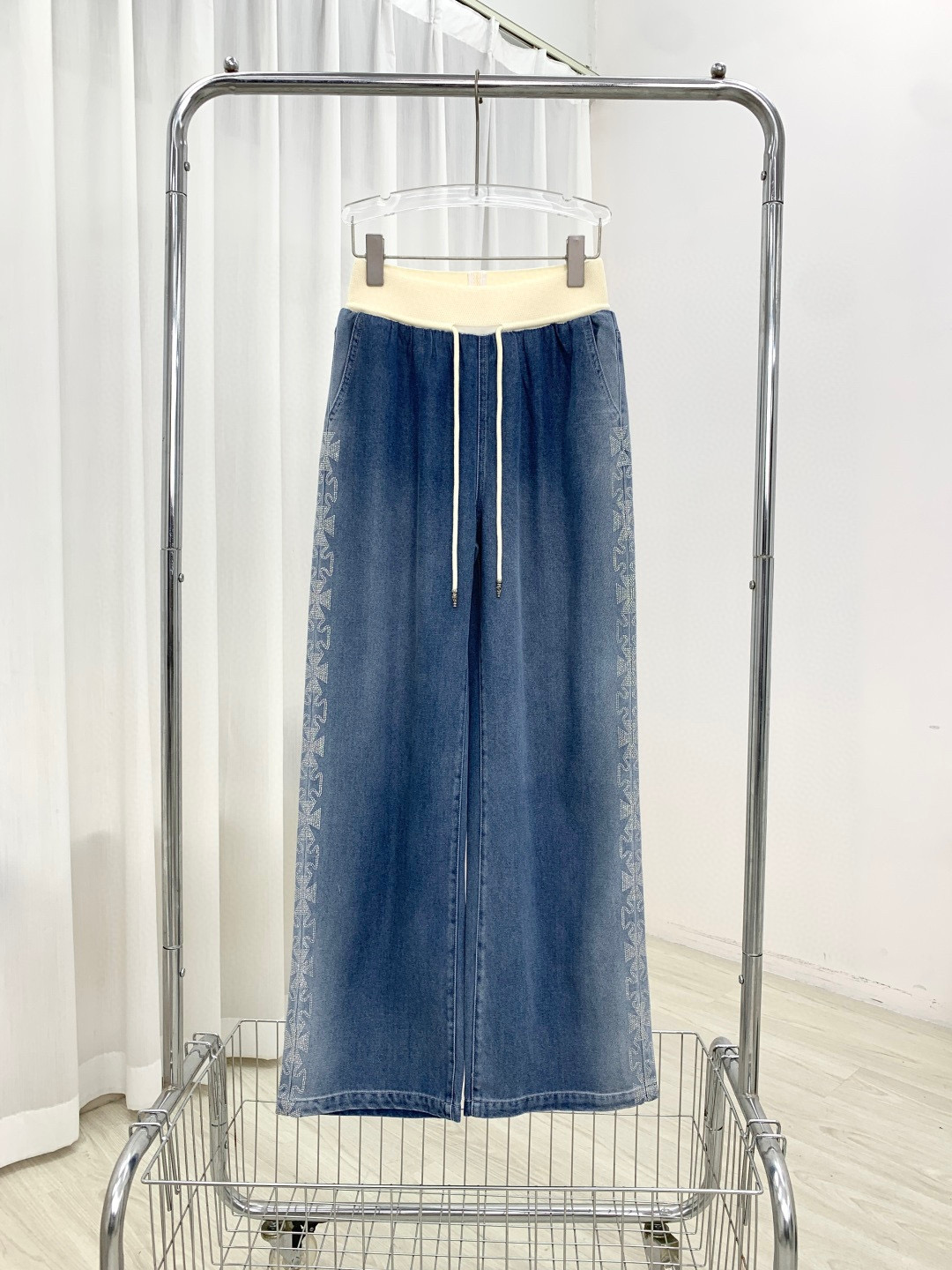 🛒𝐍𝐄𝐖 · 𝟐𝟎𝟐6/爆款现货原单品质 设计师｜26新款拼接抽绳天丝牛仔裤阔腿版型 包容性极好 撞色腰