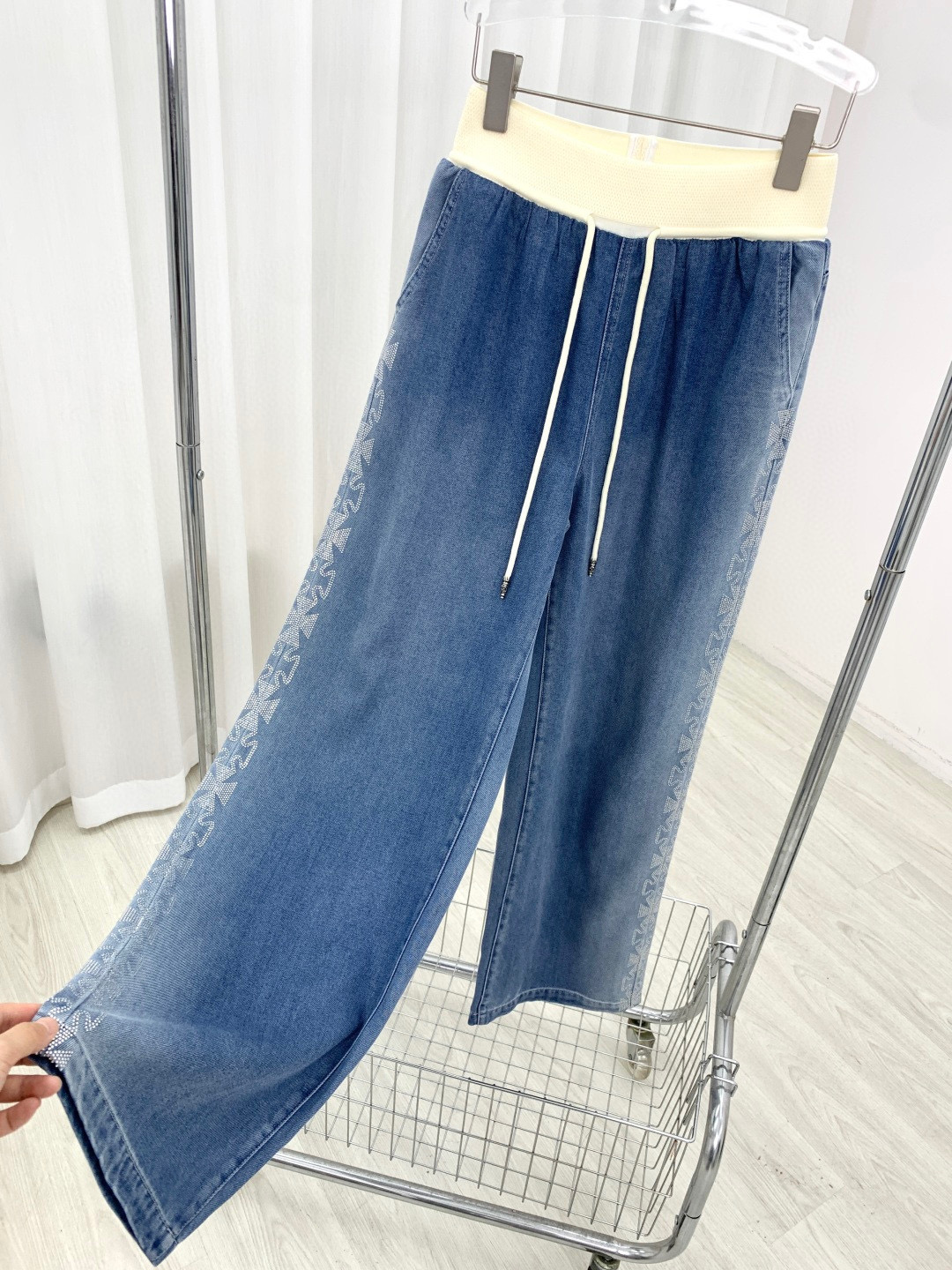 🛒𝐍𝐄𝐖 · 𝟐𝟎𝟐6/爆款现货原单品质 设计师｜26新款拼接抽绳天丝牛仔裤阔腿版型 包容性极好 撞色腰