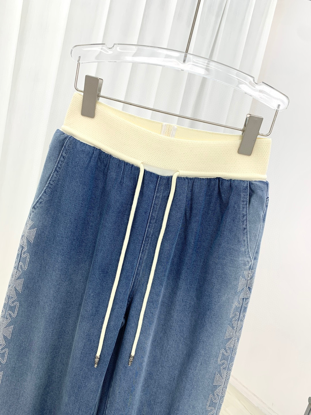 🛒𝐍𝐄𝐖 · 𝟐𝟎𝟐6/爆款现货原单品质 设计师｜26新款拼接抽绳天丝牛仔裤阔腿版型 包容性极好 撞色腰