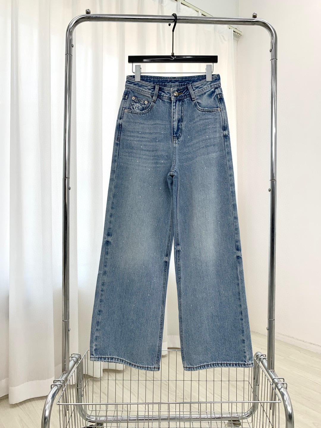 🛒𝐍𝐄𝐖 · 𝟐𝟎𝟐6/爆款现货【早春新款】原创｜定制菱格烫钻牛仔裤采用高端定制面料，牛仔穿起来非常舒适