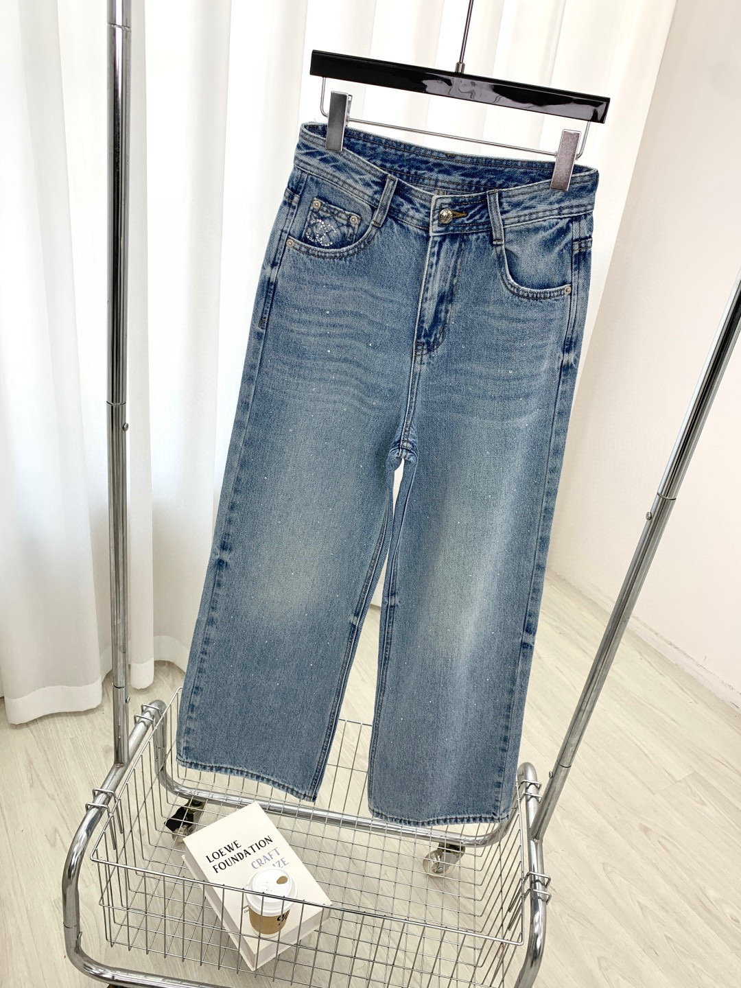 🛒𝐍𝐄𝐖 · 𝟐𝟎𝟐6/爆款现货【早春新款】原创｜定制菱格烫钻牛仔裤采用高端定制面料，牛仔穿起来非常舒适