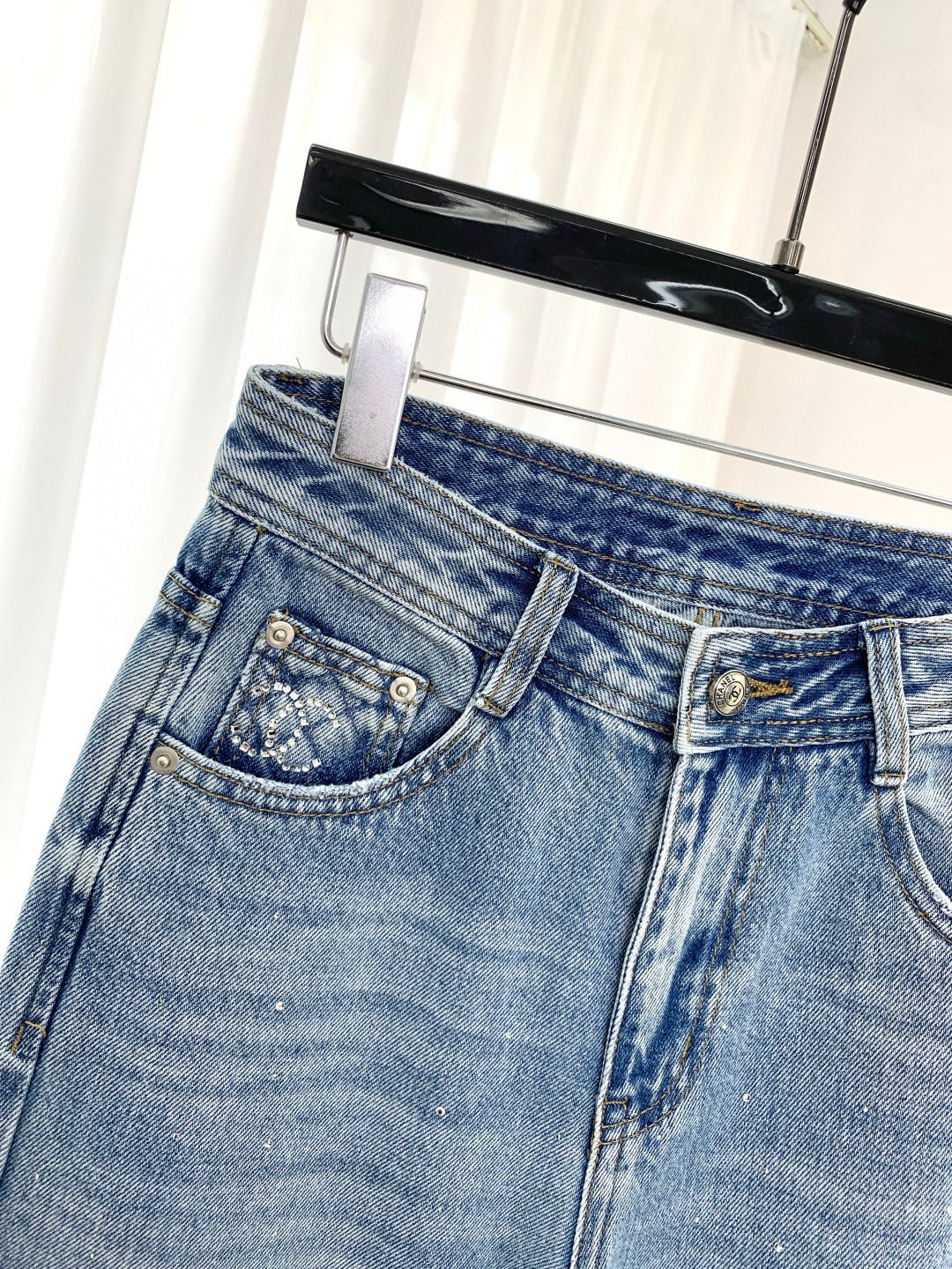 🛒𝐍𝐄𝐖 · 𝟐𝟎𝟐6/爆款现货【早春新款】原创｜定制菱格烫钻牛仔裤采用高端定制面料，牛仔穿起来非常舒适