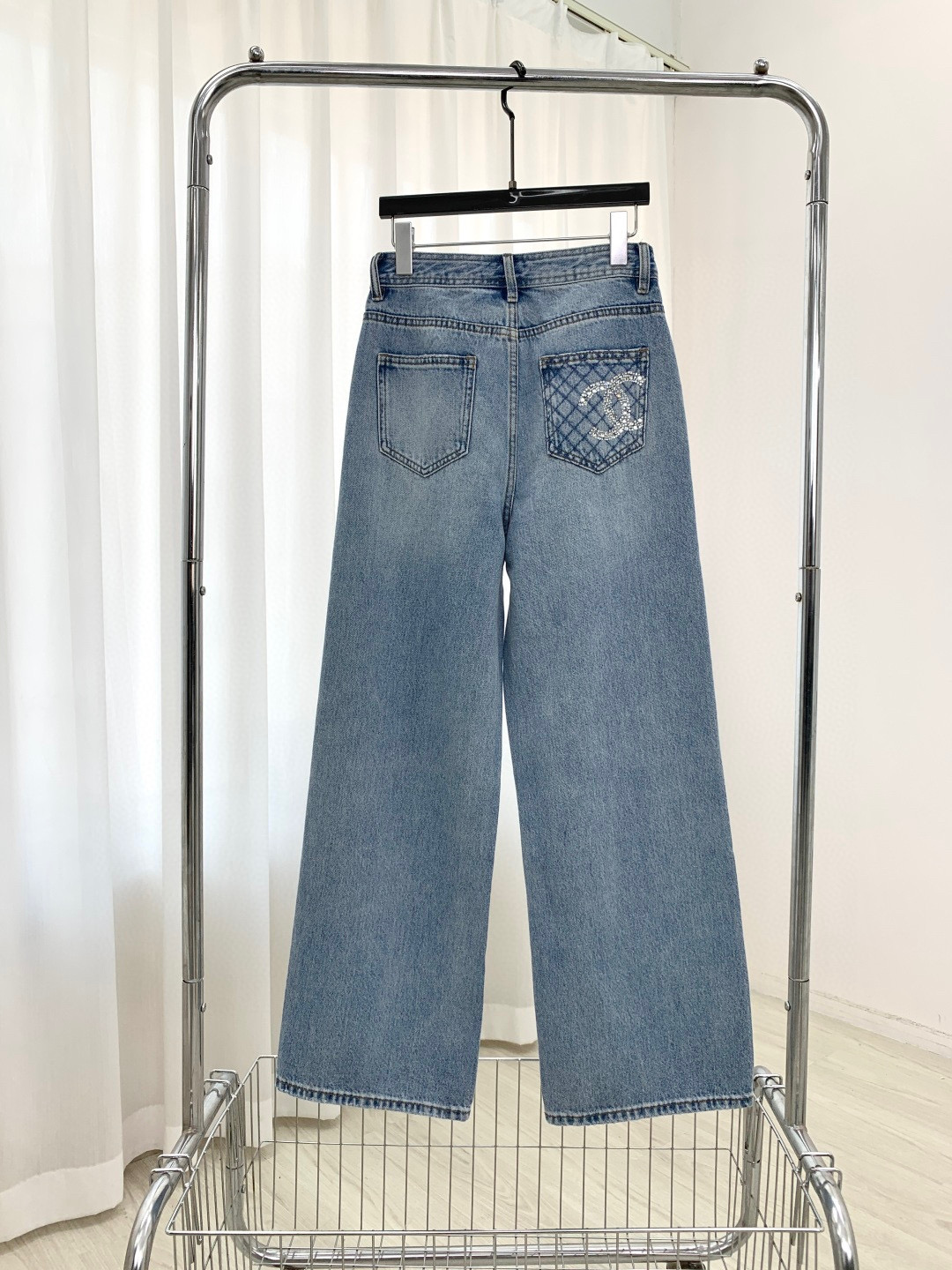 🛒𝐍𝐄𝐖 · 𝟐𝟎𝟐6/爆款现货【早春新款】原创｜定制菱格烫钻牛仔裤采用高端定制面料，牛仔穿起来非常舒适