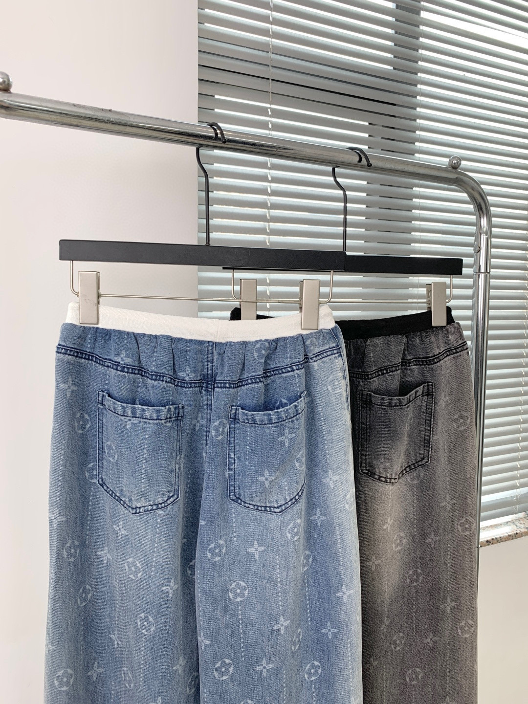 🛒𝐍𝐄𝐖 · 𝟐𝟎𝟐6/爆款现货原单品质 设计师｜26新款老花抽绳天丝牛仔裤阔腿版型 包容性极好 撞色腰