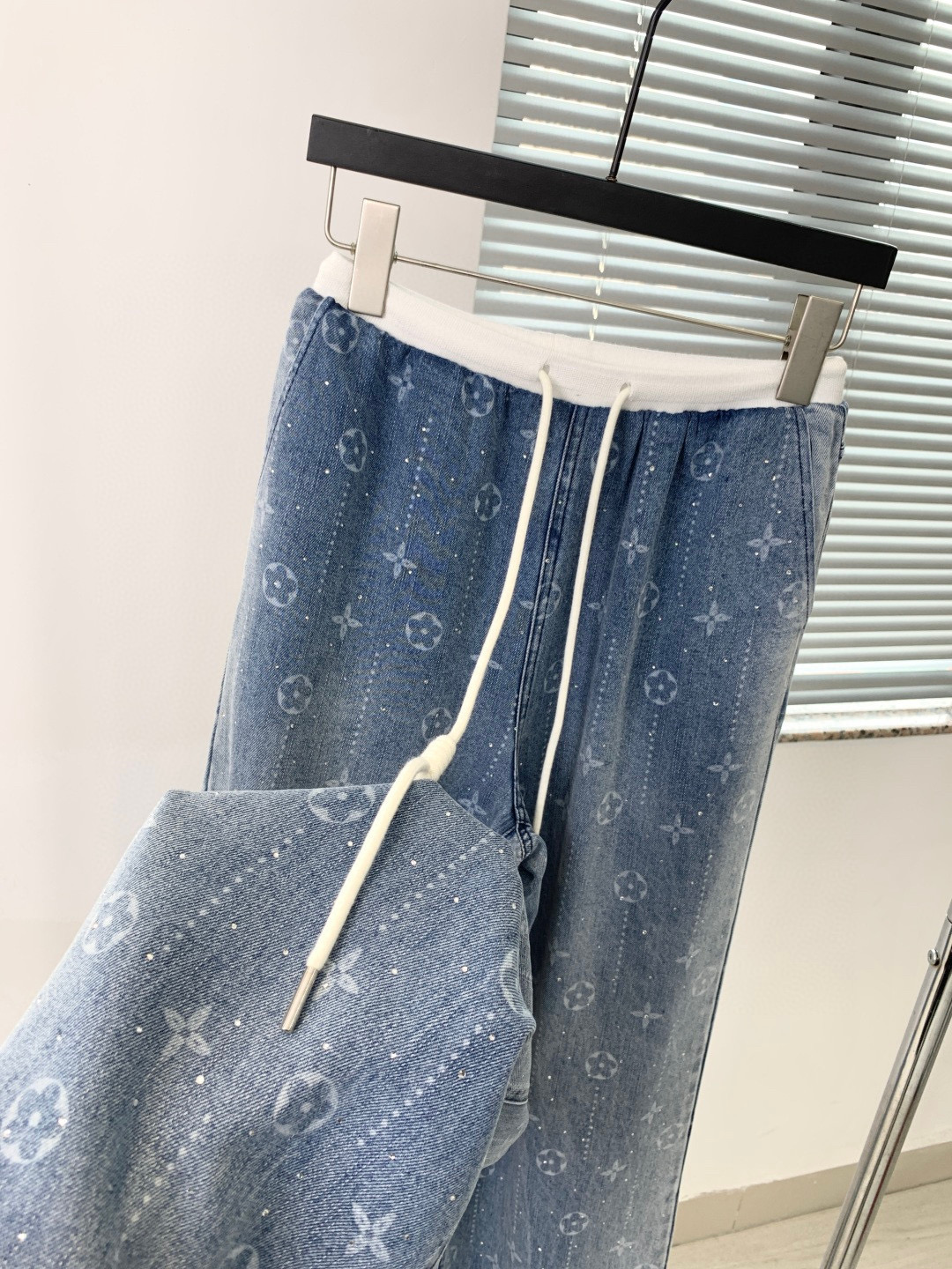 🛒𝐍𝐄𝐖 · 𝟐𝟎𝟐6/爆款现货原单品质 设计师｜26新款老花抽绳天丝牛仔裤阔腿版型 包容性极好 撞色腰