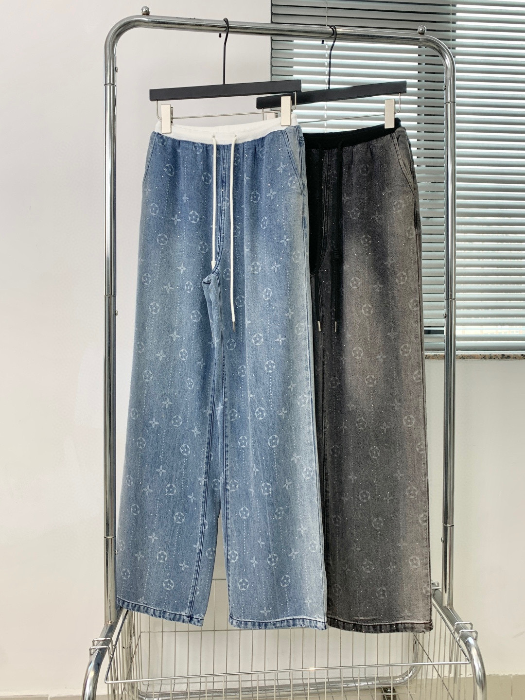 🛒𝐍𝐄𝐖 · 𝟐𝟎𝟐6/爆款现货原单品质 设计师｜26新款老花抽绳天丝牛仔裤阔腿版型 包容性极好 撞色腰