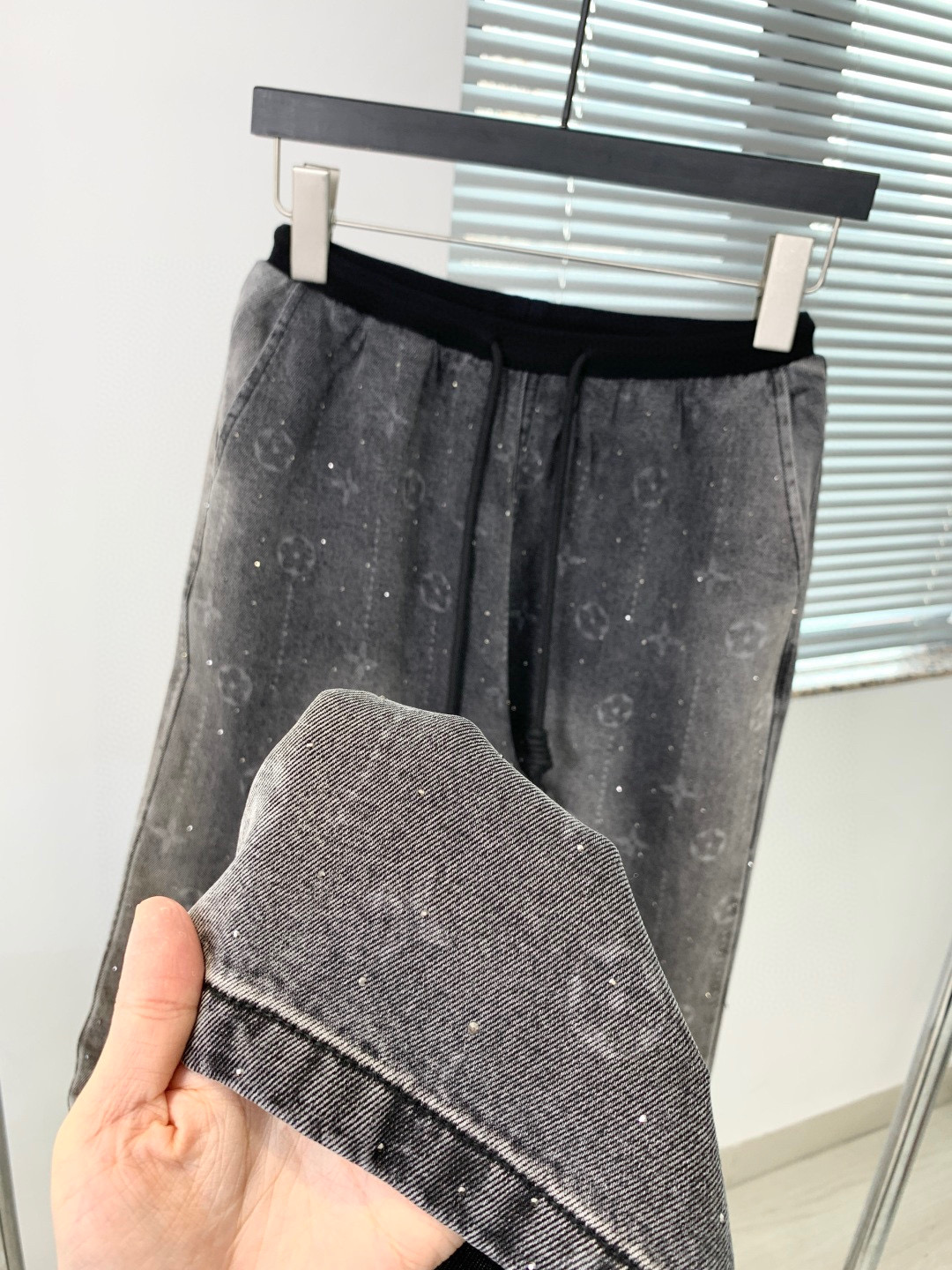 🛒𝐍𝐄𝐖 · 𝟐𝟎𝟐6/爆款现货原单品质 设计师｜26新款老花抽绳天丝牛仔裤阔腿版型 包容性极好 撞色腰